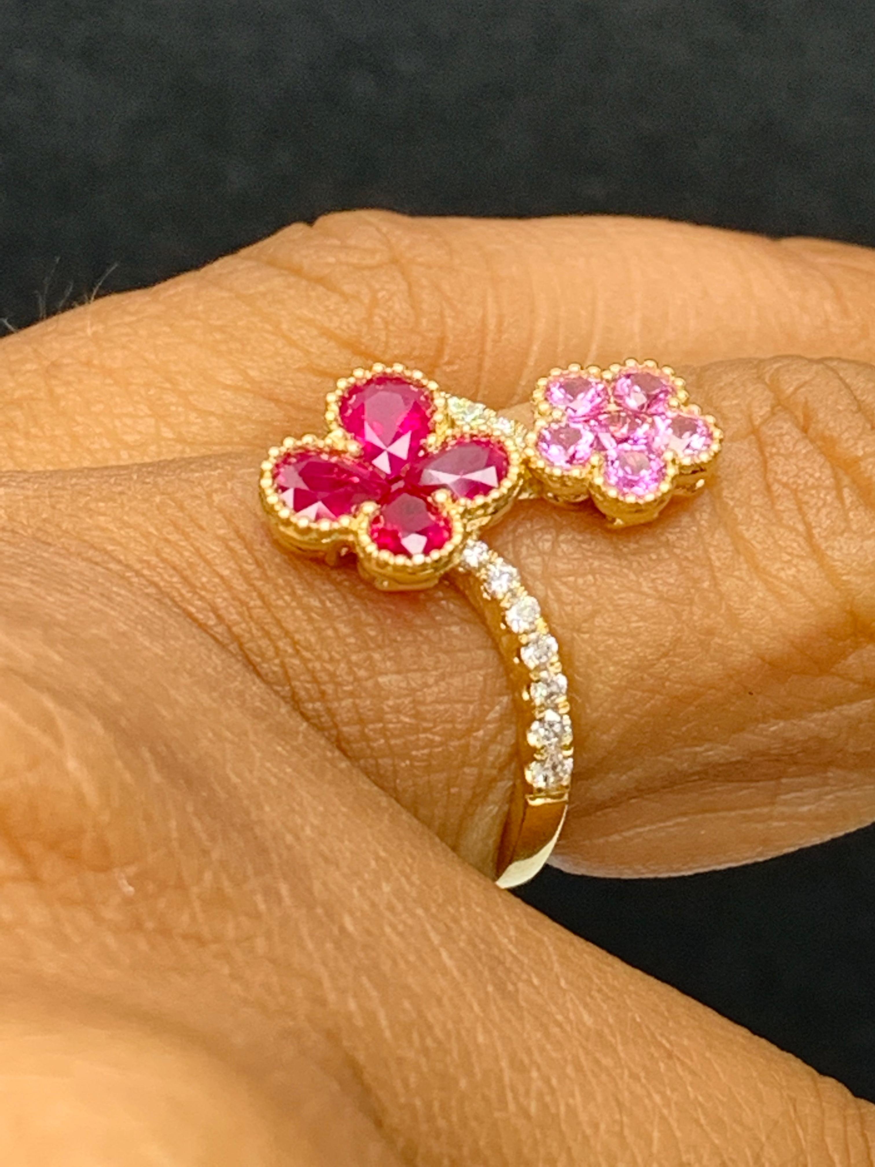Taille mixte Bague en or jaune 18K avec fleur de rubis et saphir rose et diamant en vente
