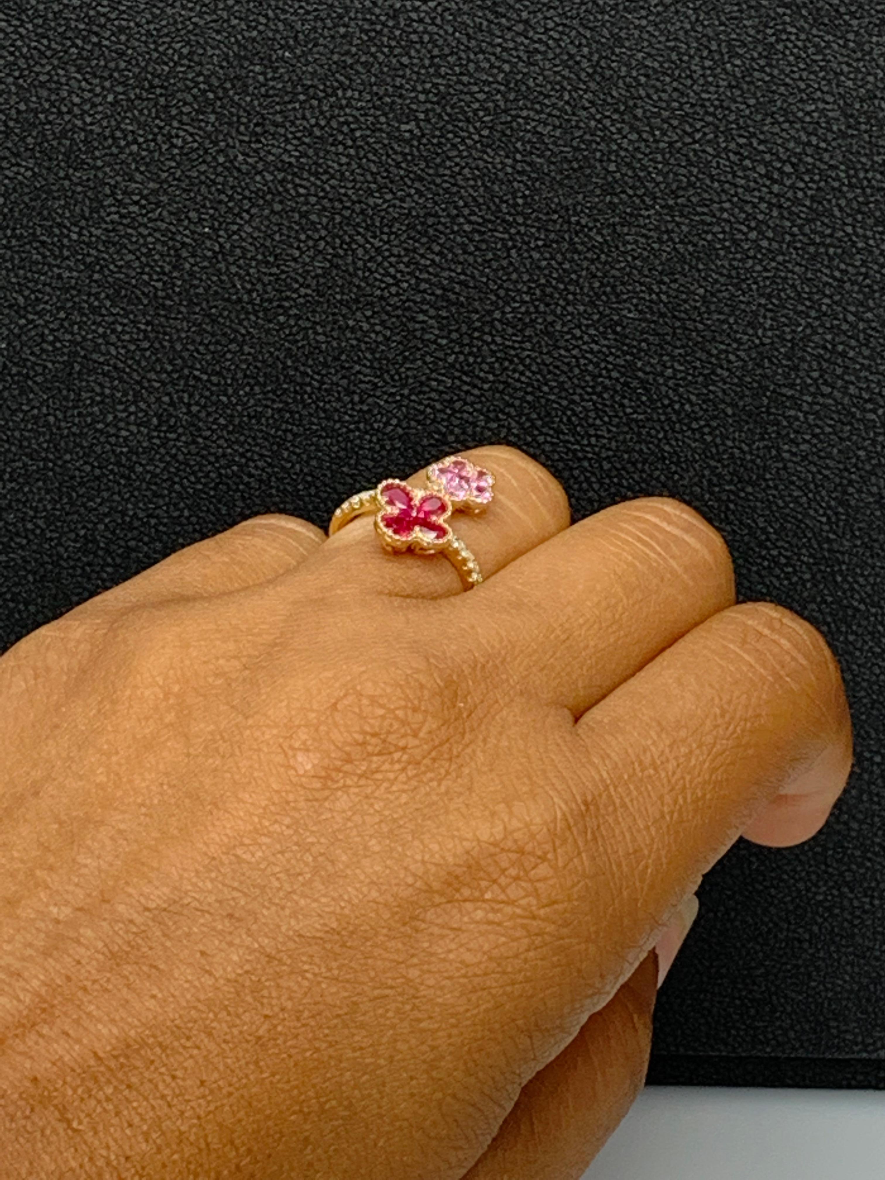 Bague en or jaune 18K avec fleur de rubis et saphir rose et diamant en vente 1