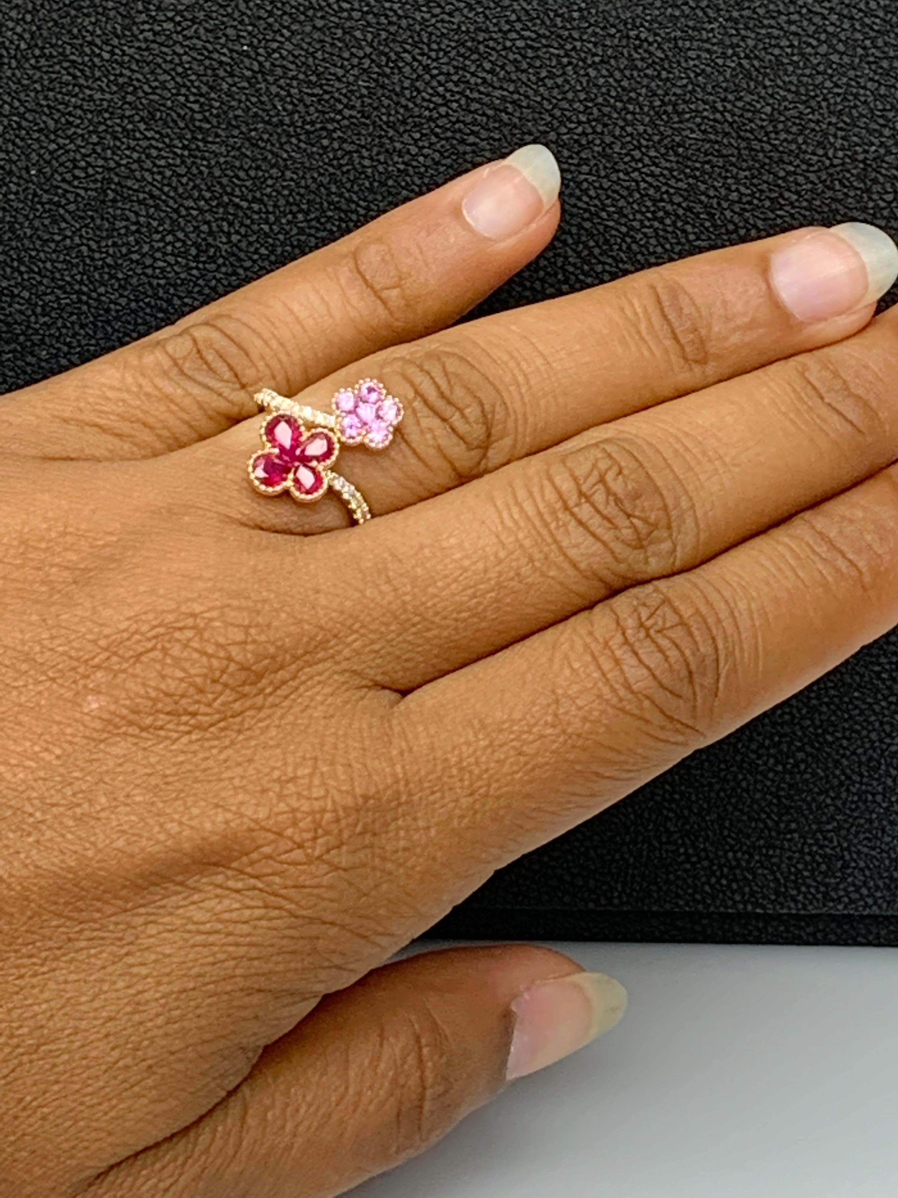 Bague en or jaune 18K avec fleur de rubis et saphir rose et diamant en vente 2