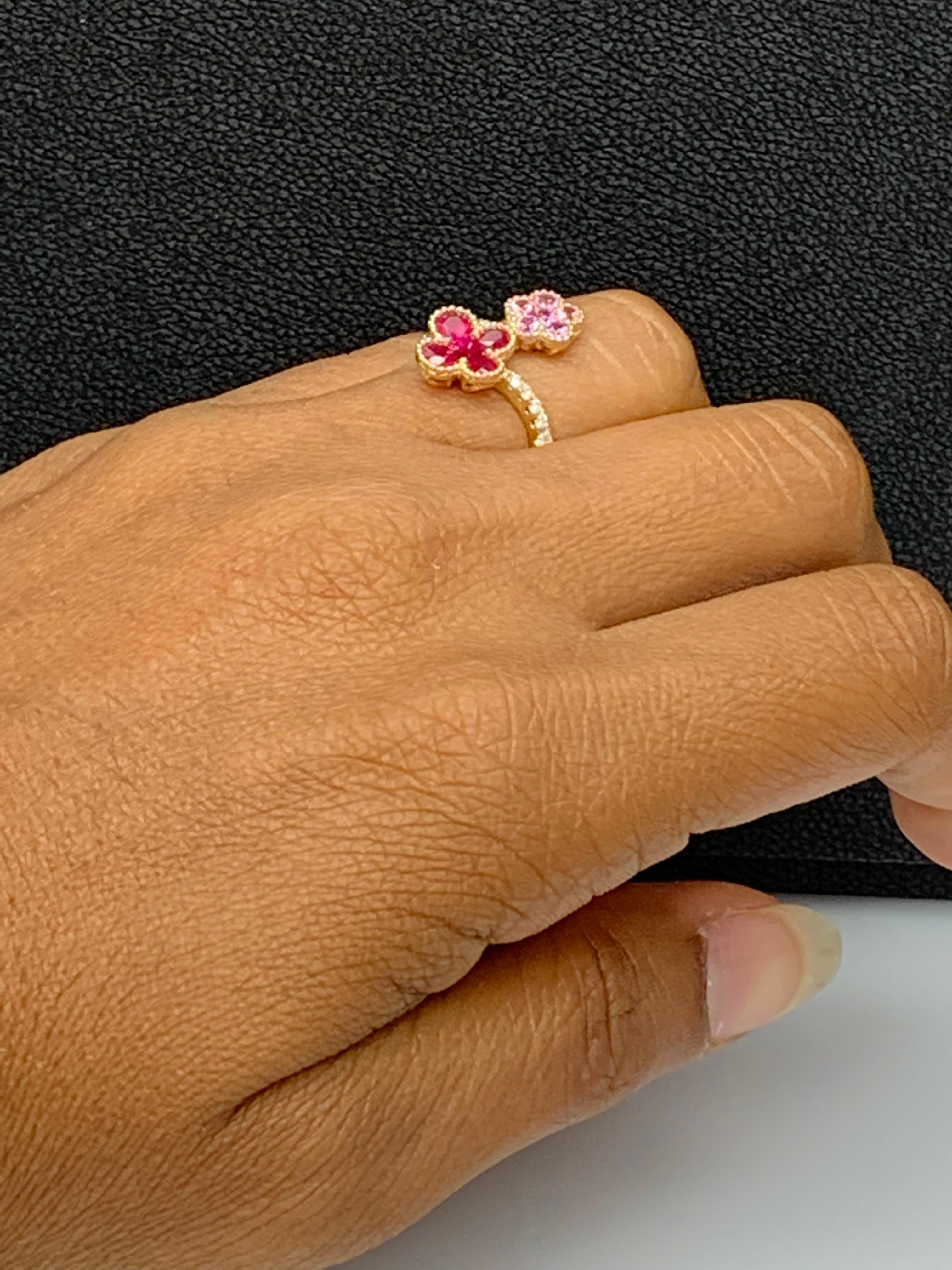 Bague en or jaune 18K avec fleur de rubis et saphir rose et diamant en vente 3