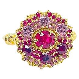 Im Angebot: Blumenring mit Rubin, Rubin und rosa Saphir aus 18 Karat Gelbgold ()