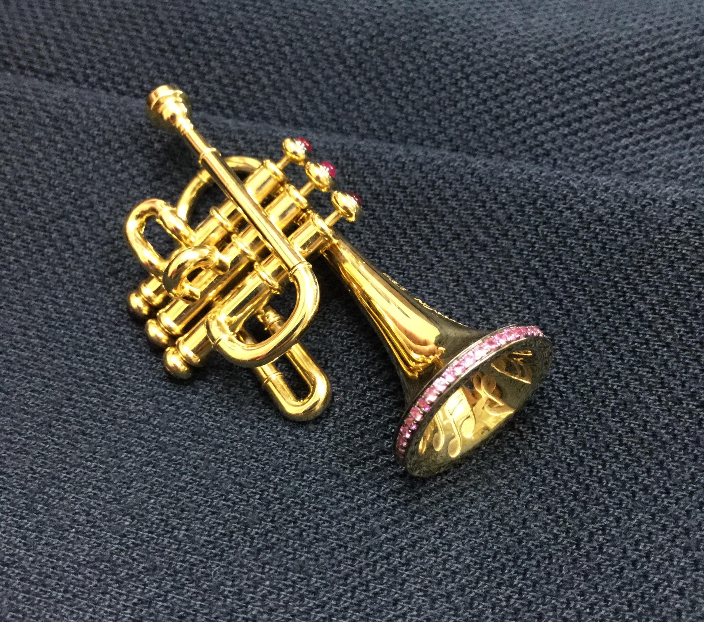 Ruby and Pink Sapphire Trumpet 18 Karat Yellow Gold Brooch In New Condition In Bangkok, TH