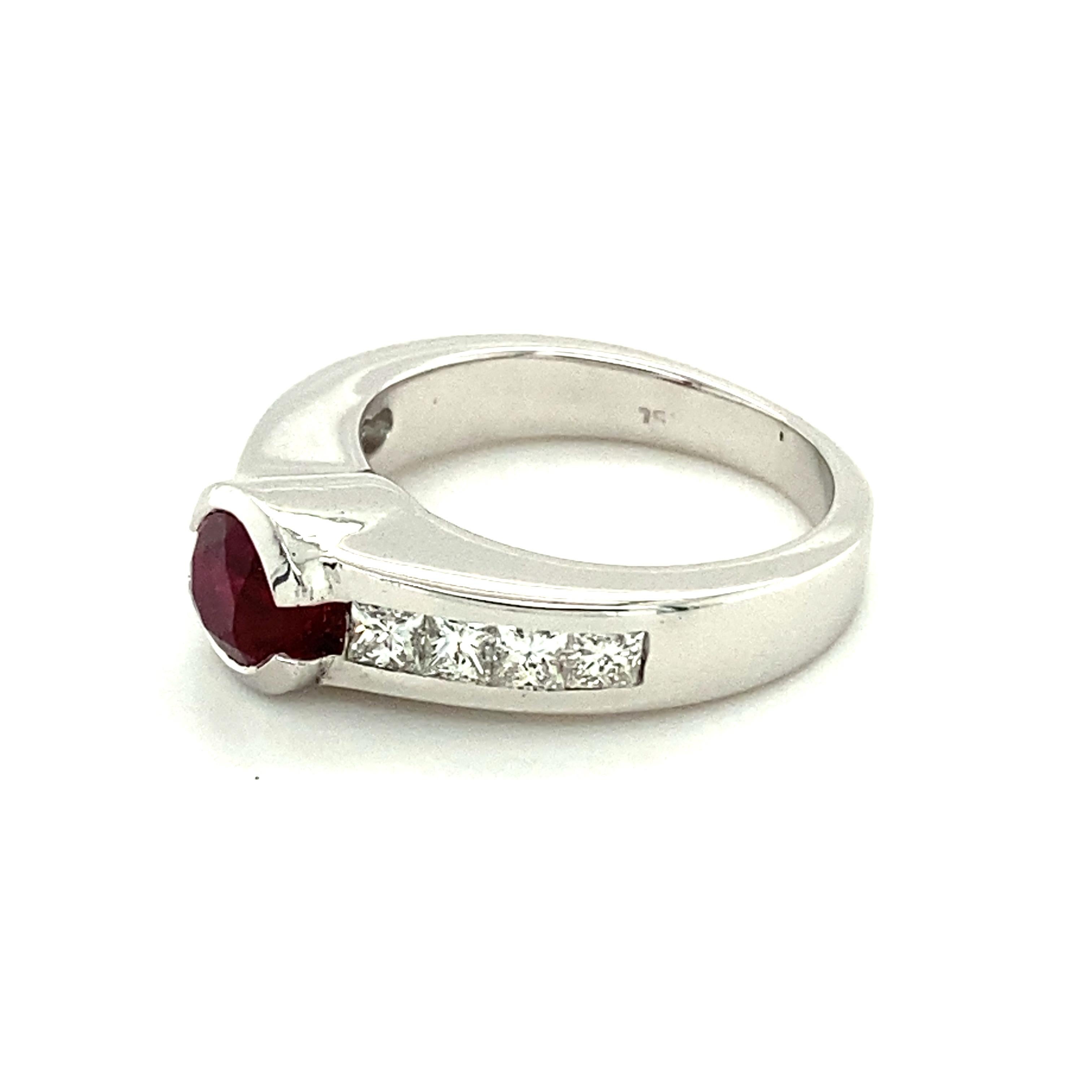 Ruby and Princess-Cut Diamond Ring in 18 Karat White Gold In Good Condition For Sale In Lucerne, CH