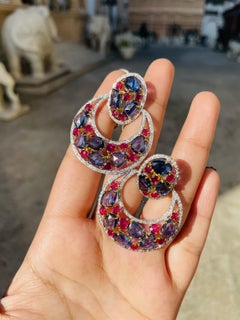Pendientes colgantes de rubí y zafiro con diamantes en oro blanco de 18 quilates