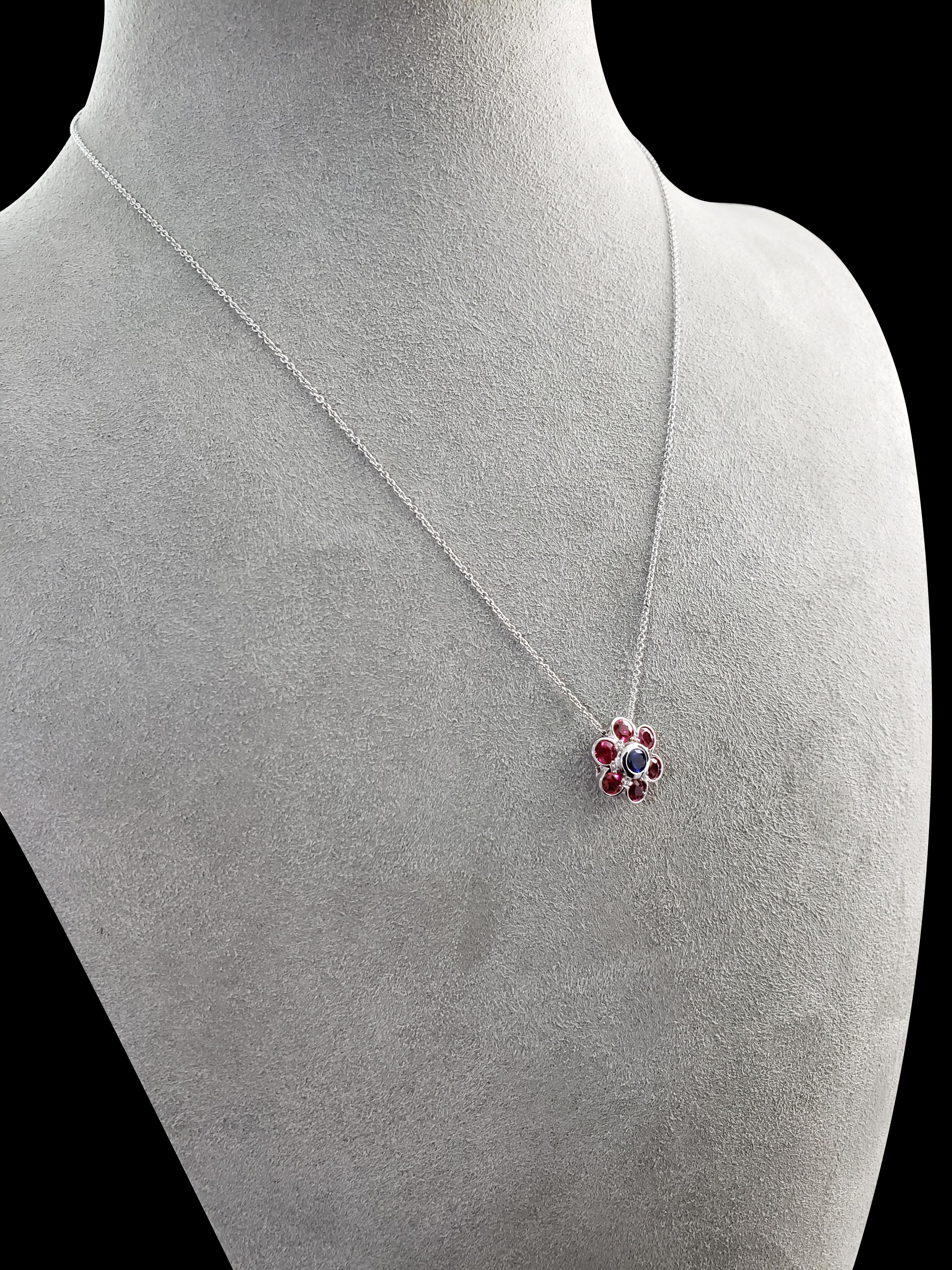 Taille ronde Roman Malakov, collier pendentif fleur en rubis et saphirs en vente