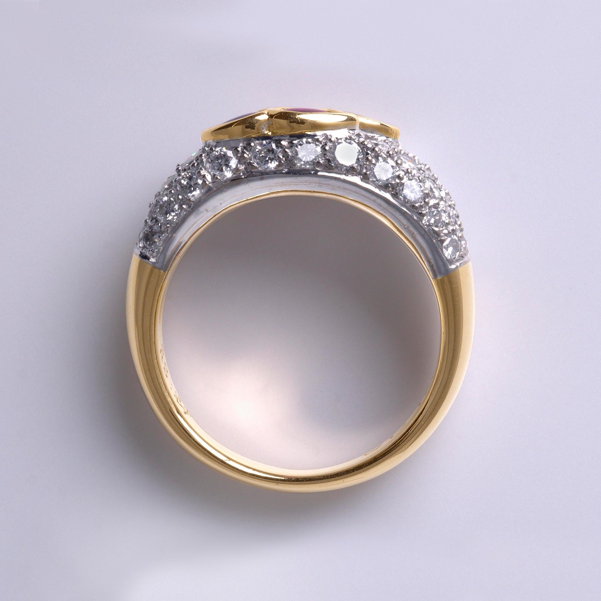 Taglio a goccia Anello con cabochon di rubino e zaffiro a forma di pera e doppia fila di diamanti, 18K in vendita
