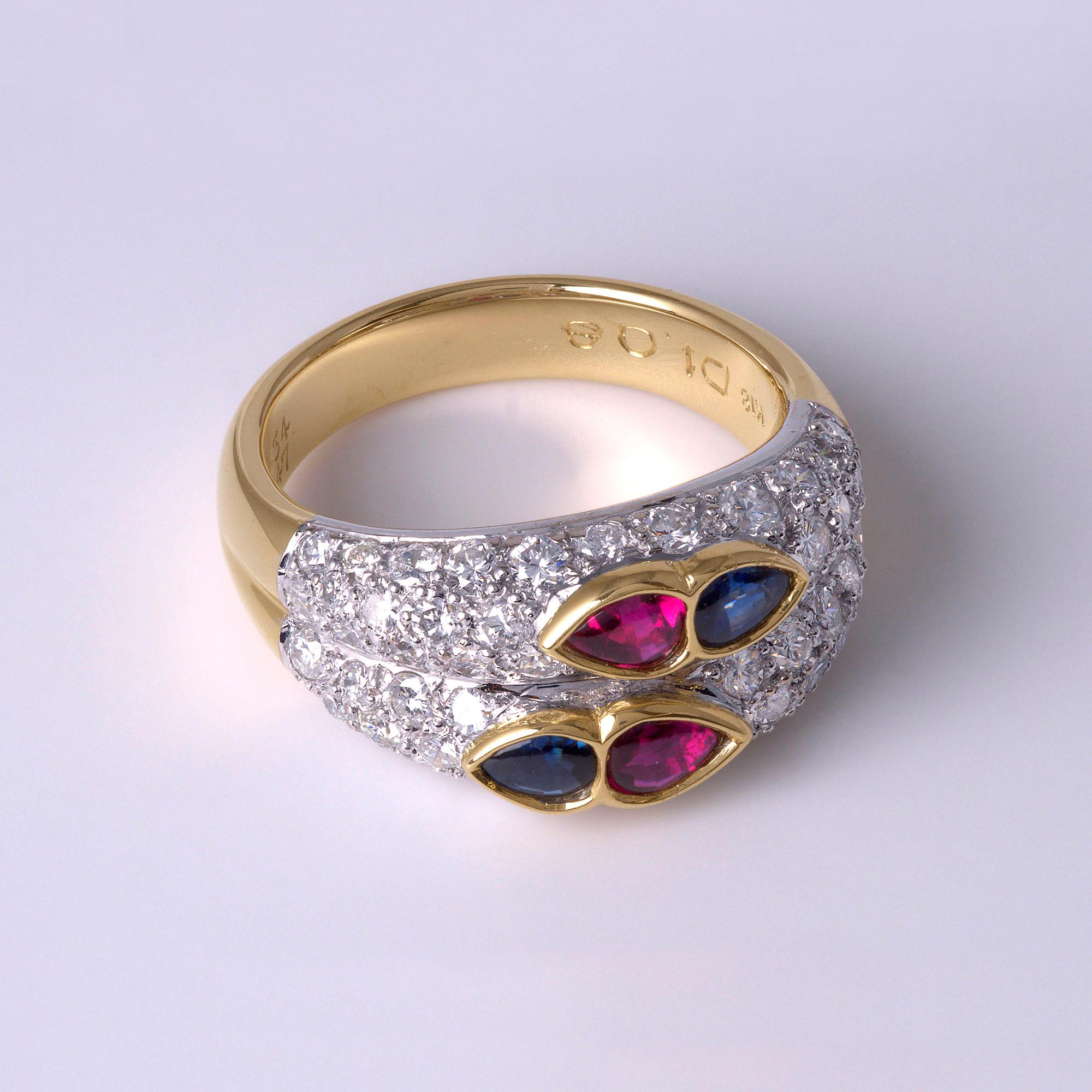 Artigiano Anello con cabochon di rubino e zaffiro a forma di pera e doppia fila di diamanti, 18K in vendita