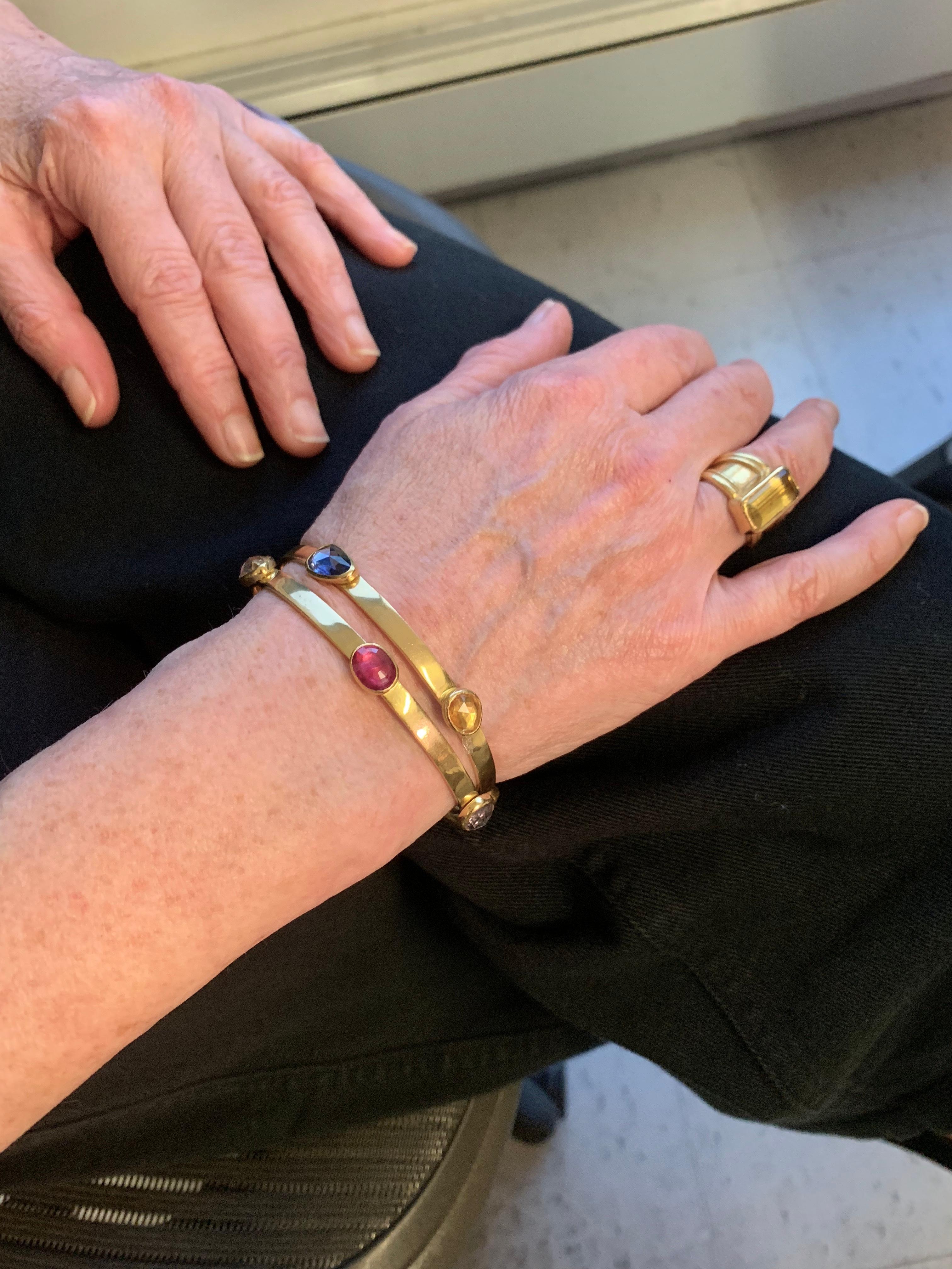 Rubin und Saphire 22 Karat Gold Armreif Armbänder (Rosenschliff) im Angebot