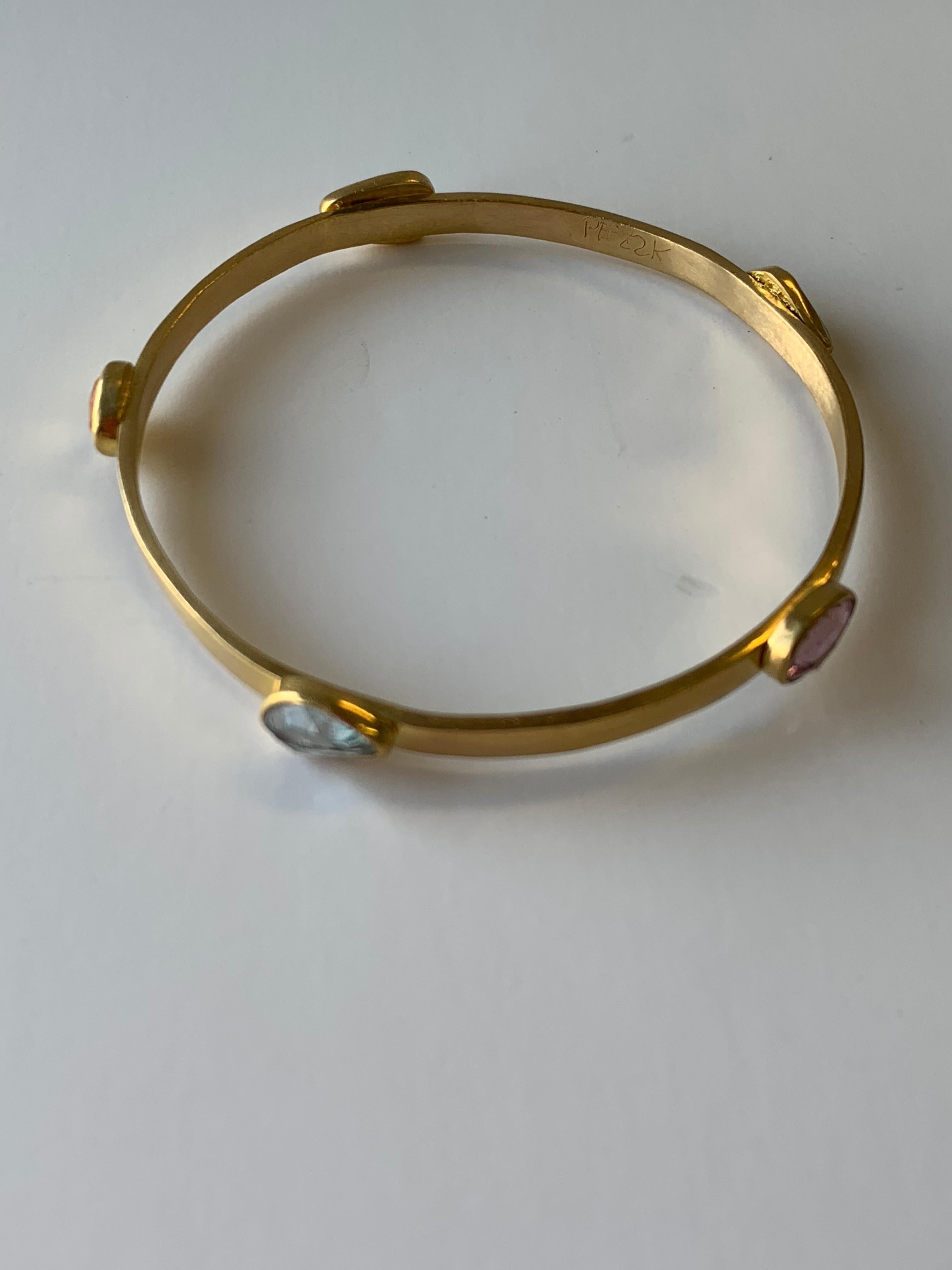 Rubin und Saphire 22 Karat Gold Armreif Armbänder im Zustand „Neu“ im Angebot in New York, NY