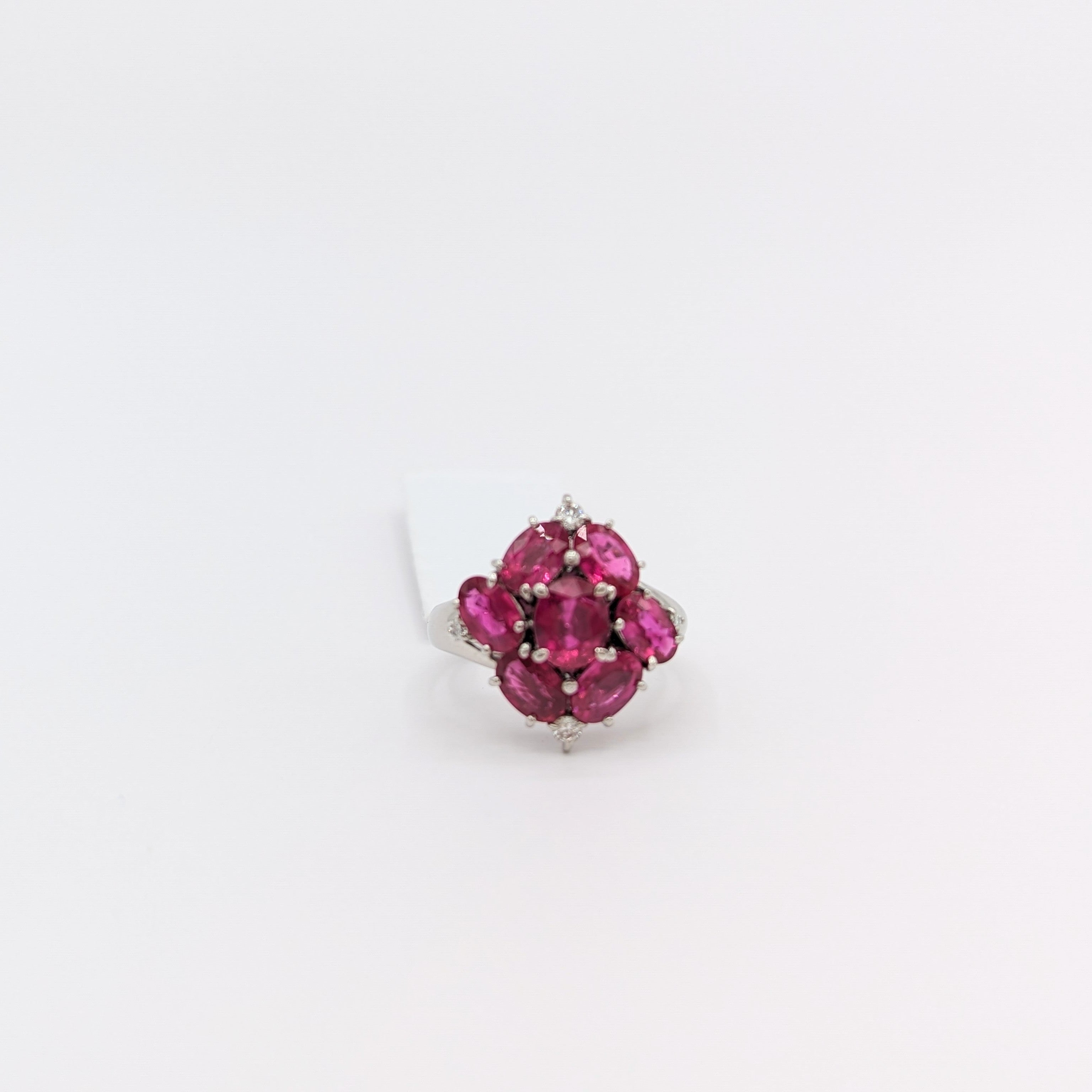 Cluster-Ring aus Platin mit Rubin und weißen Diamanten im Zustand „Neu“ in Los Angeles, CA