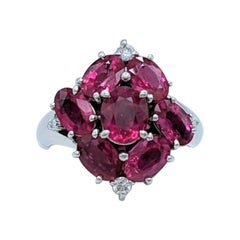Cluster-Ring aus Platin mit Rubin und weißen Diamanten