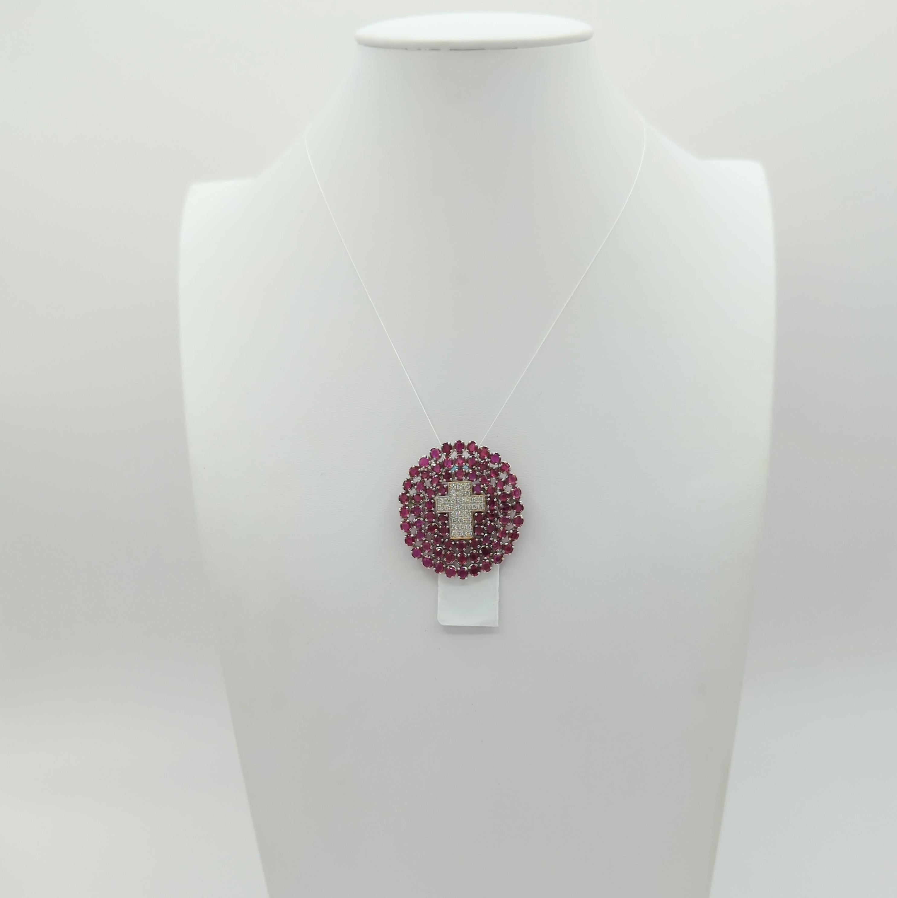 Pendentif broche croix en platine, rubis et diamant blanc Neuf - En vente à Los Angeles, CA