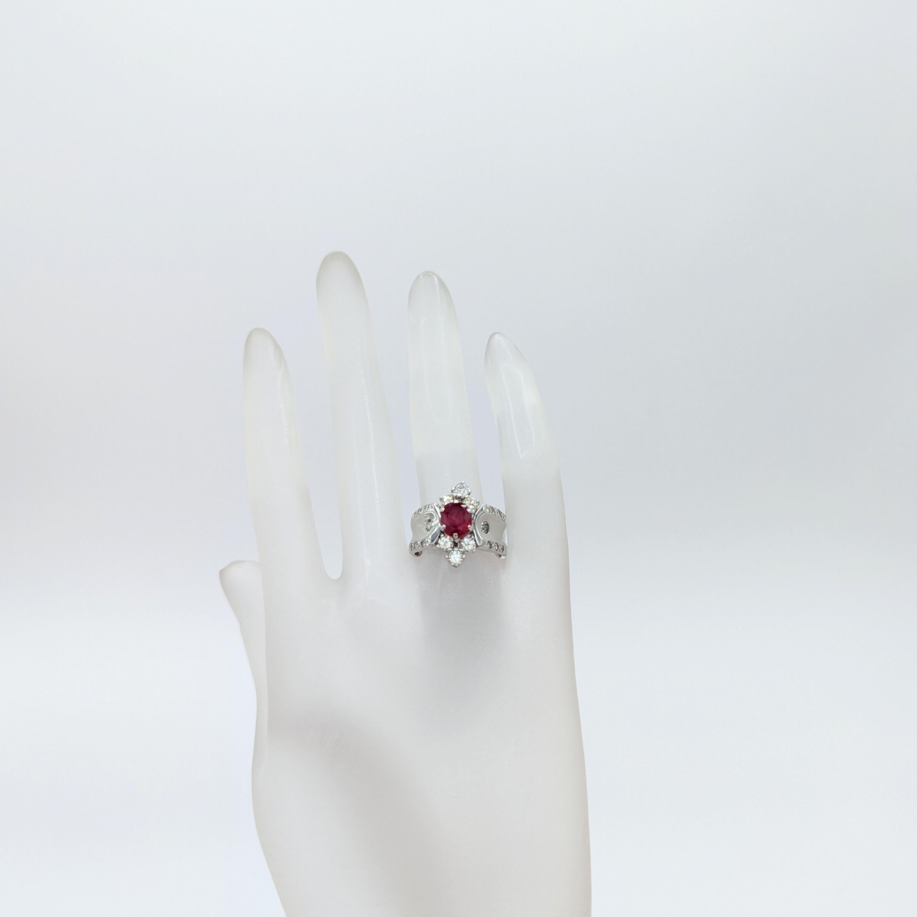 Anillo con diseño de rubí y diamante blanco en oro blanco de 14 quilates Corte oval en venta
