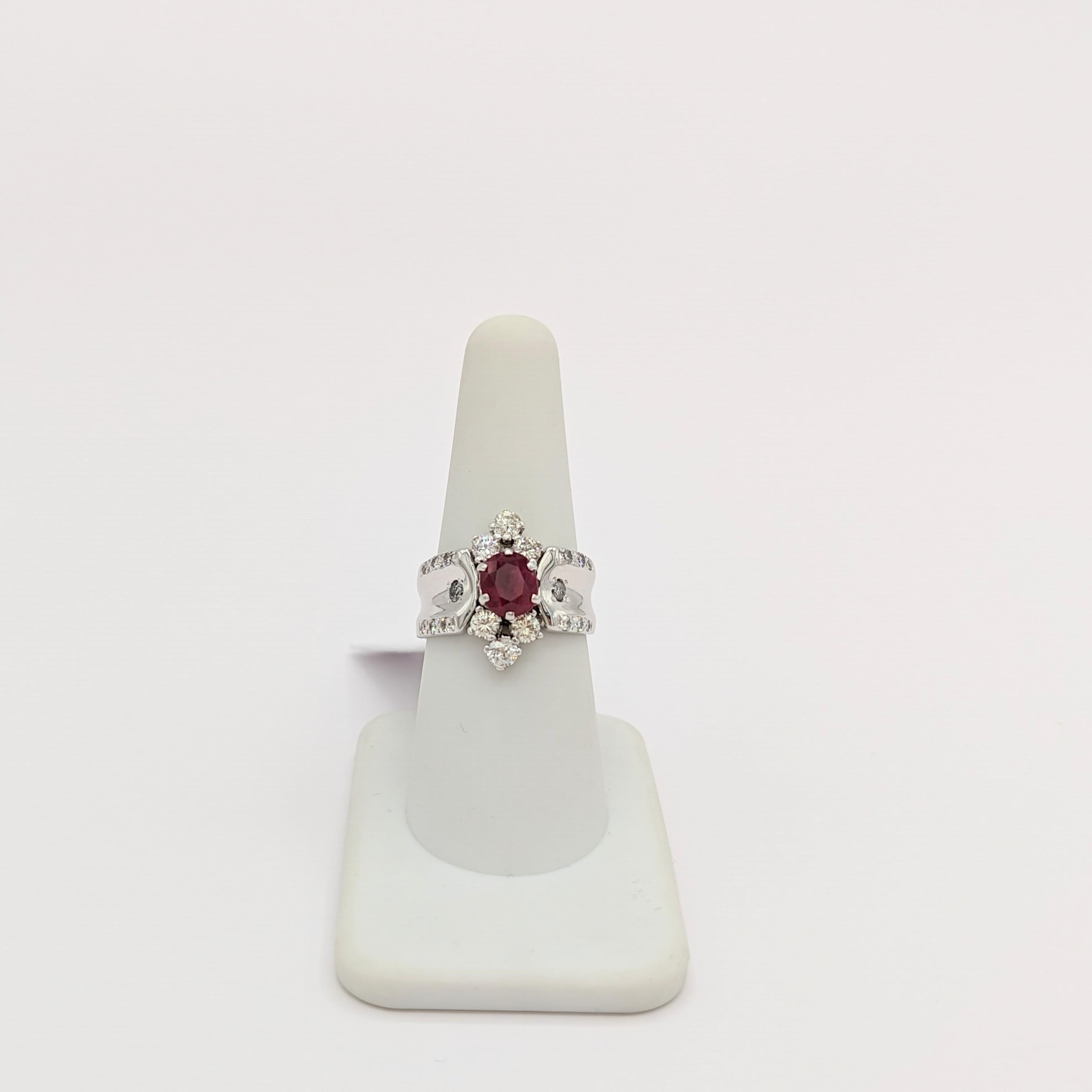 Anillo con diseño de rubí y diamante blanco en oro blanco de 14 quilates en Nuevo estado para la venta en Los Angeles, CA