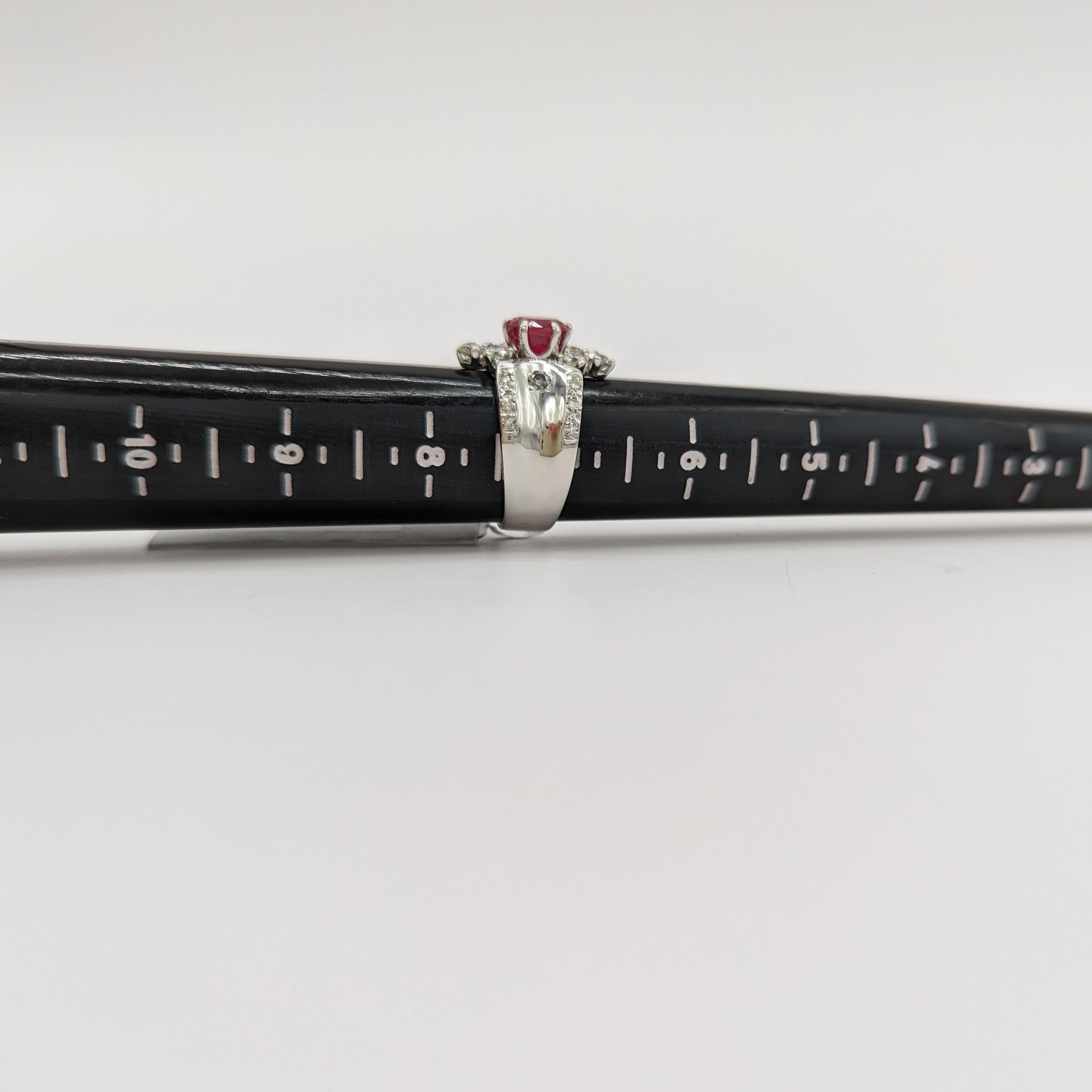 Anillo con diseño de rubí y diamante blanco en oro blanco de 14 quilates en venta 2