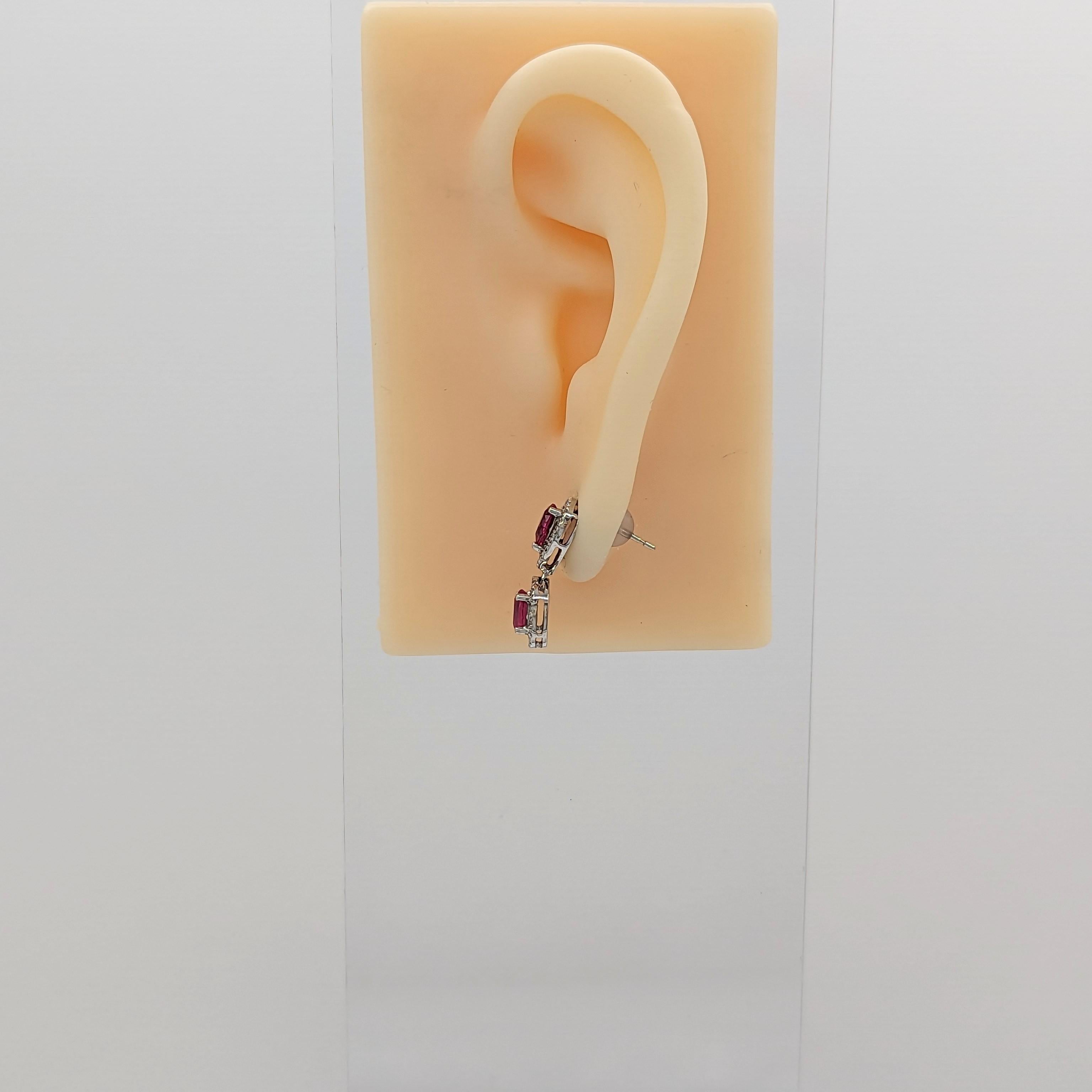 Bellissimi rubini a forma di pera e ovali da 1,49 ct. con diamanti bianchi rotondi da 0,28 ct. di buona qualità.  Realizzato a mano in oro bianco 18 carati.  