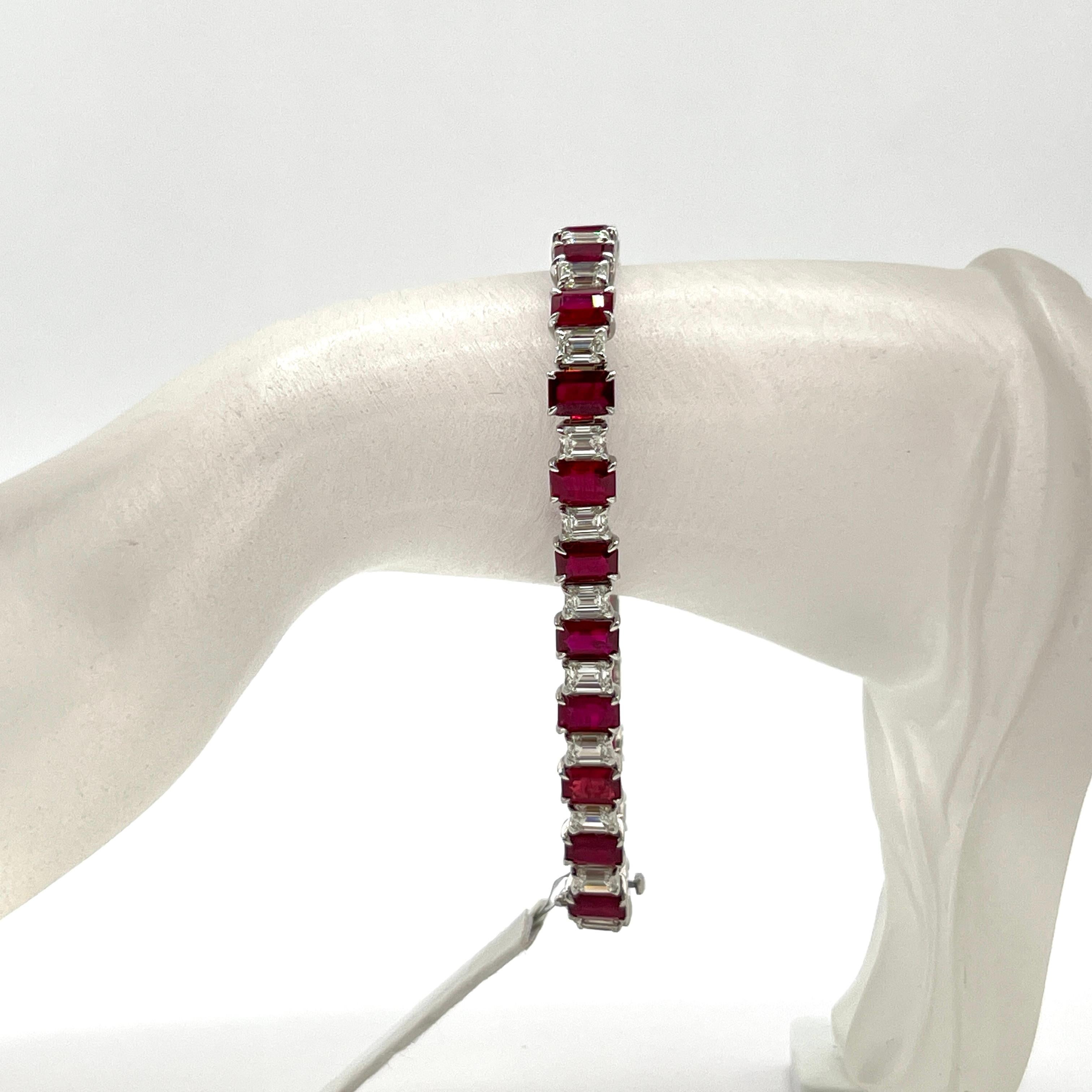Splendido rubino da 15,52 ct. con diamanti bianchi da 7,23 ct. con taglio smeraldo H. VVS1-VS2.  Ci sono 24 pezzi di ogni pietra.  Realizzato a mano in oro bianco 18 carati.  La lunghezza è di 7