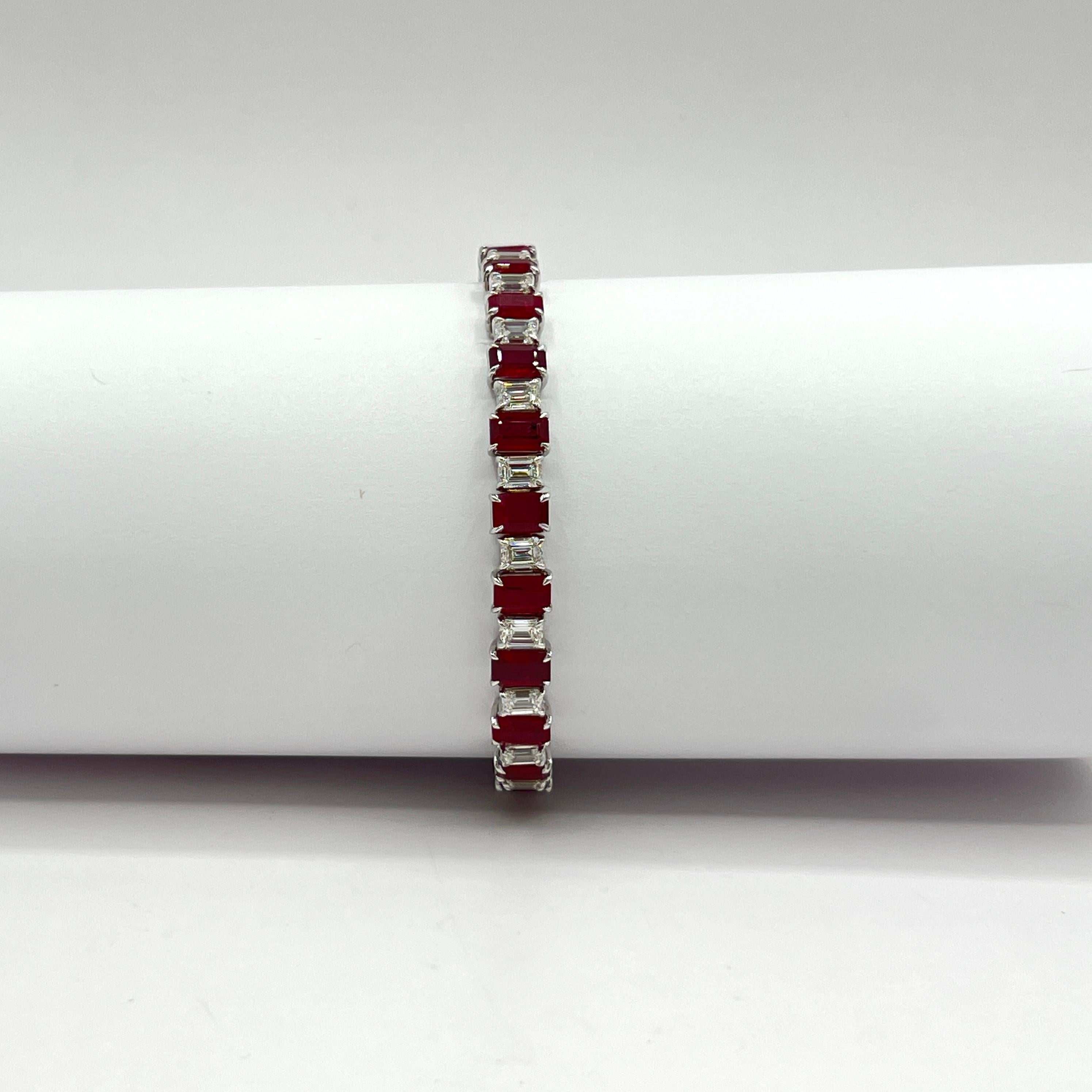 Taglio smeraldo Bracciale tennis con rubino e diamanti bianchi taglio smeraldo in oro bianco 18 carati in vendita