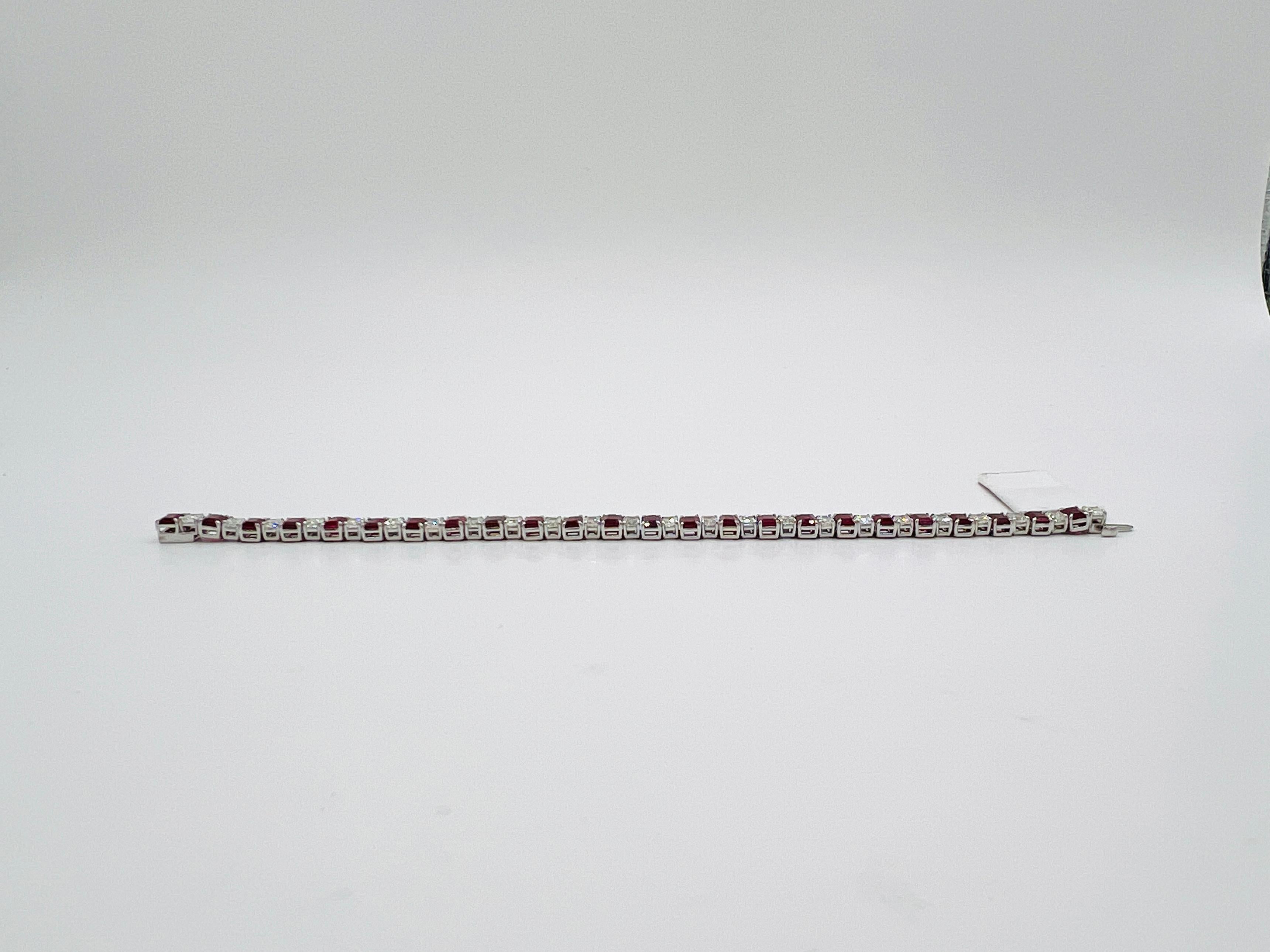 Bracciale tennis con rubino e diamanti bianchi taglio smeraldo in oro bianco 18 carati In condizioni Nuovo in vendita a Los Angeles, CA