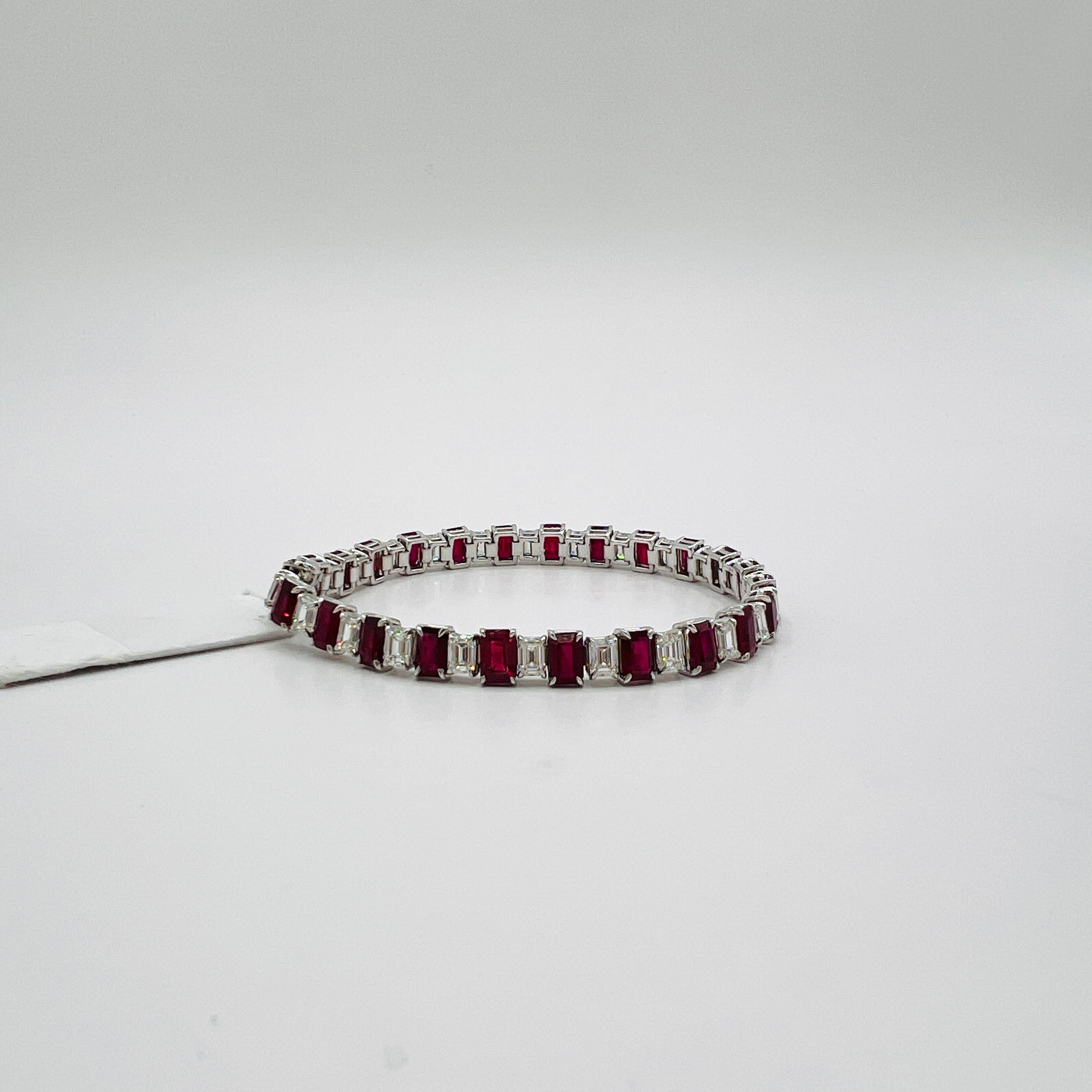 da uomo o donna Bracciale tennis con rubino e diamanti bianchi taglio smeraldo in oro bianco 18 carati in vendita