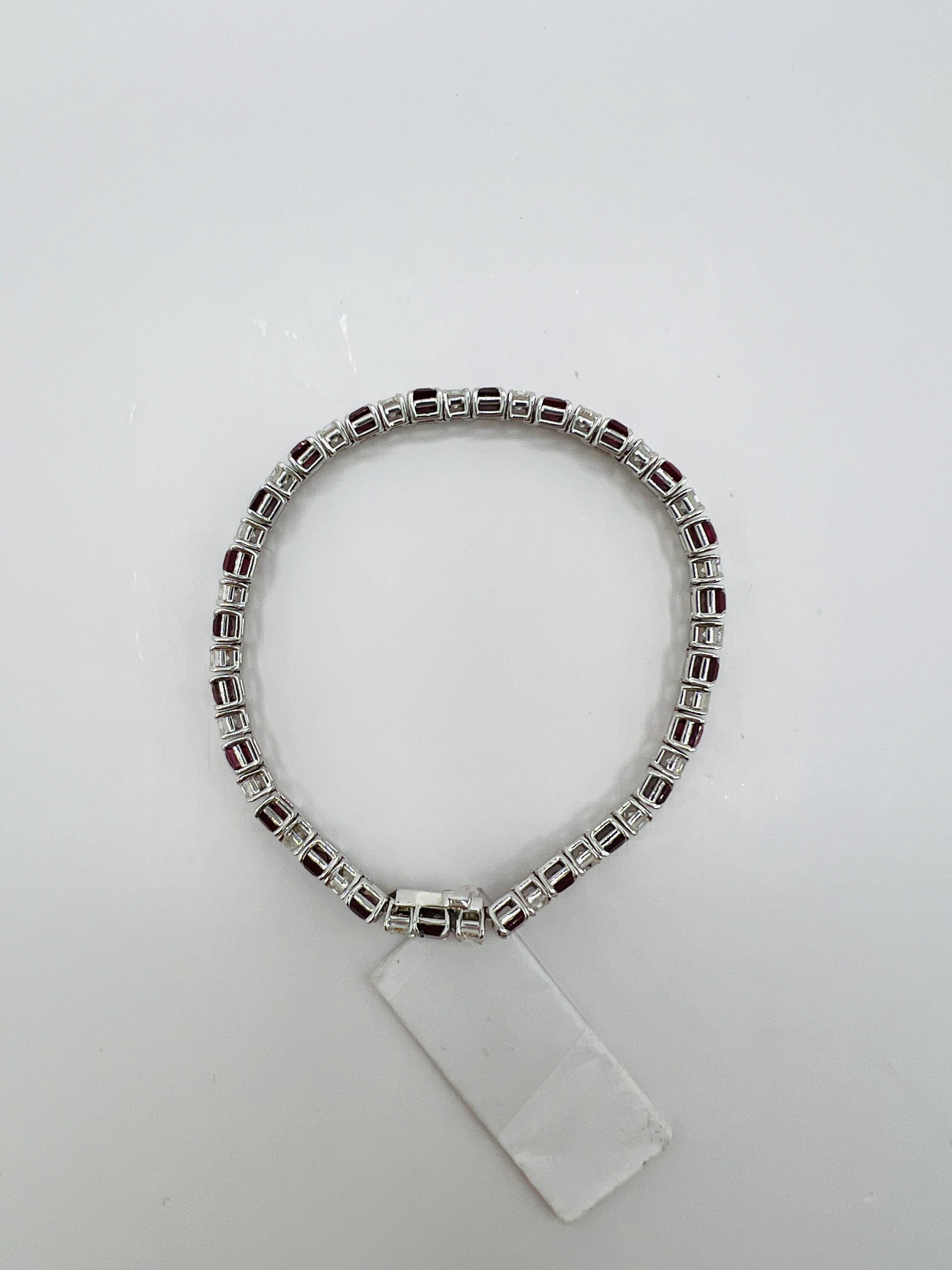 Bracciale tennis con rubino e diamanti bianchi taglio smeraldo in oro bianco 18 carati in vendita 1