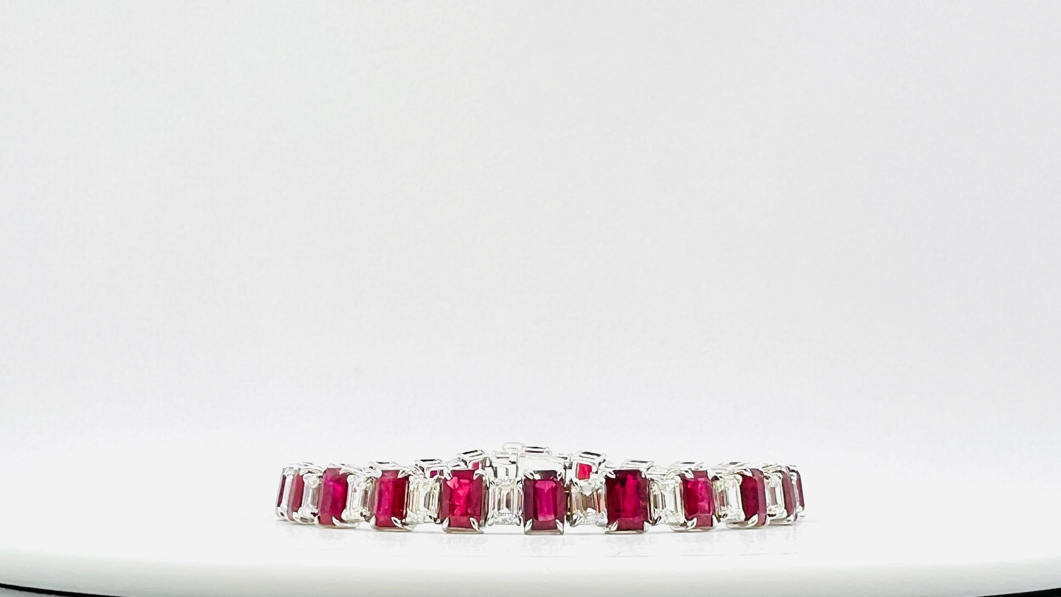 Bracciale tennis con rubino e diamanti bianchi taglio smeraldo in oro bianco 18 carati in vendita 3