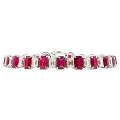 Bracciale tennis con rubino e diamanti bianchi taglio smeraldo in oro bianco 18 carati