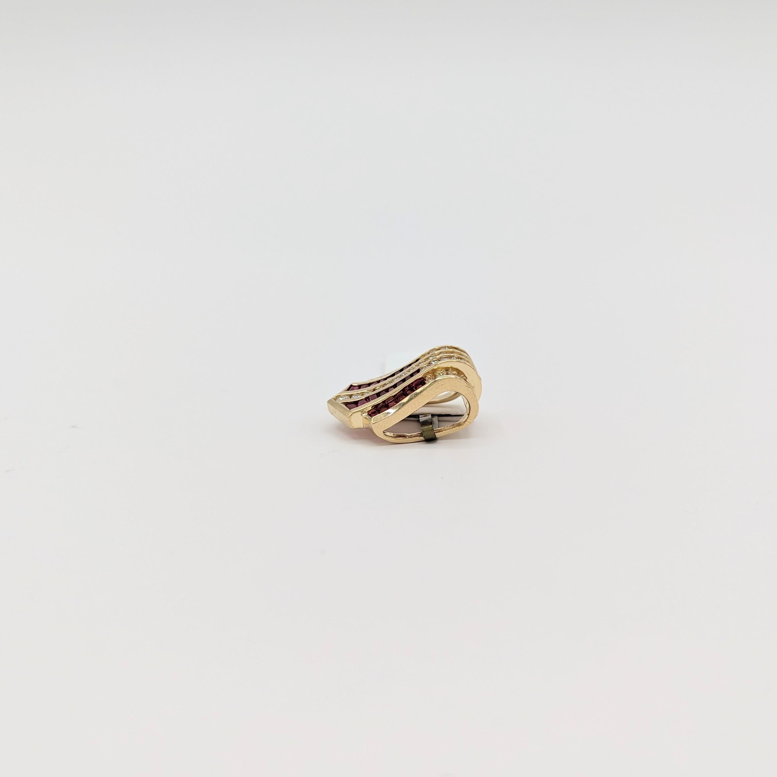 Anhänger mit Rubin und weißen Diamanten aus 14 Karat Gelbgold für Damen oder Herren