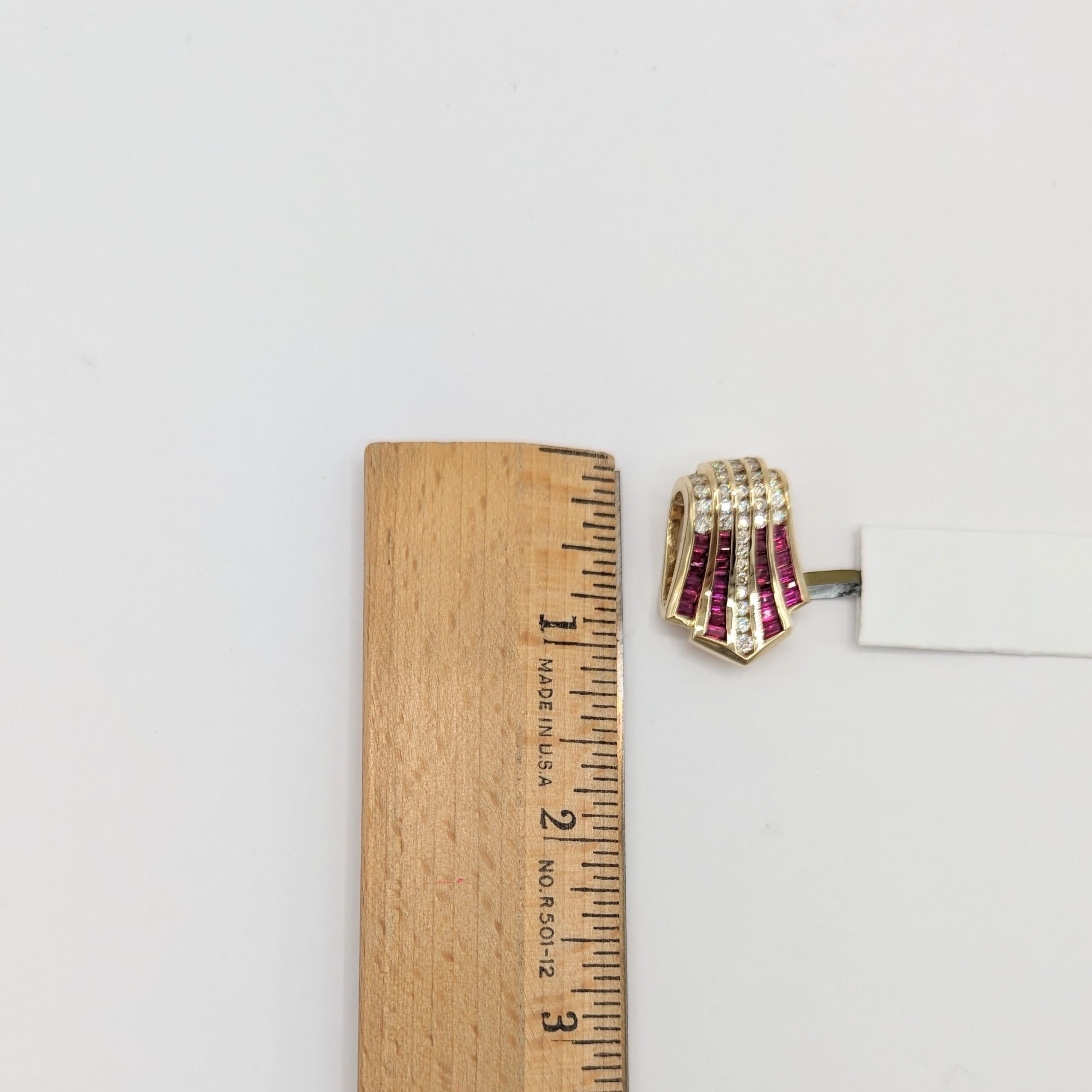 Anhänger mit Rubin und weißen Diamanten aus 14 Karat Gelbgold 1
