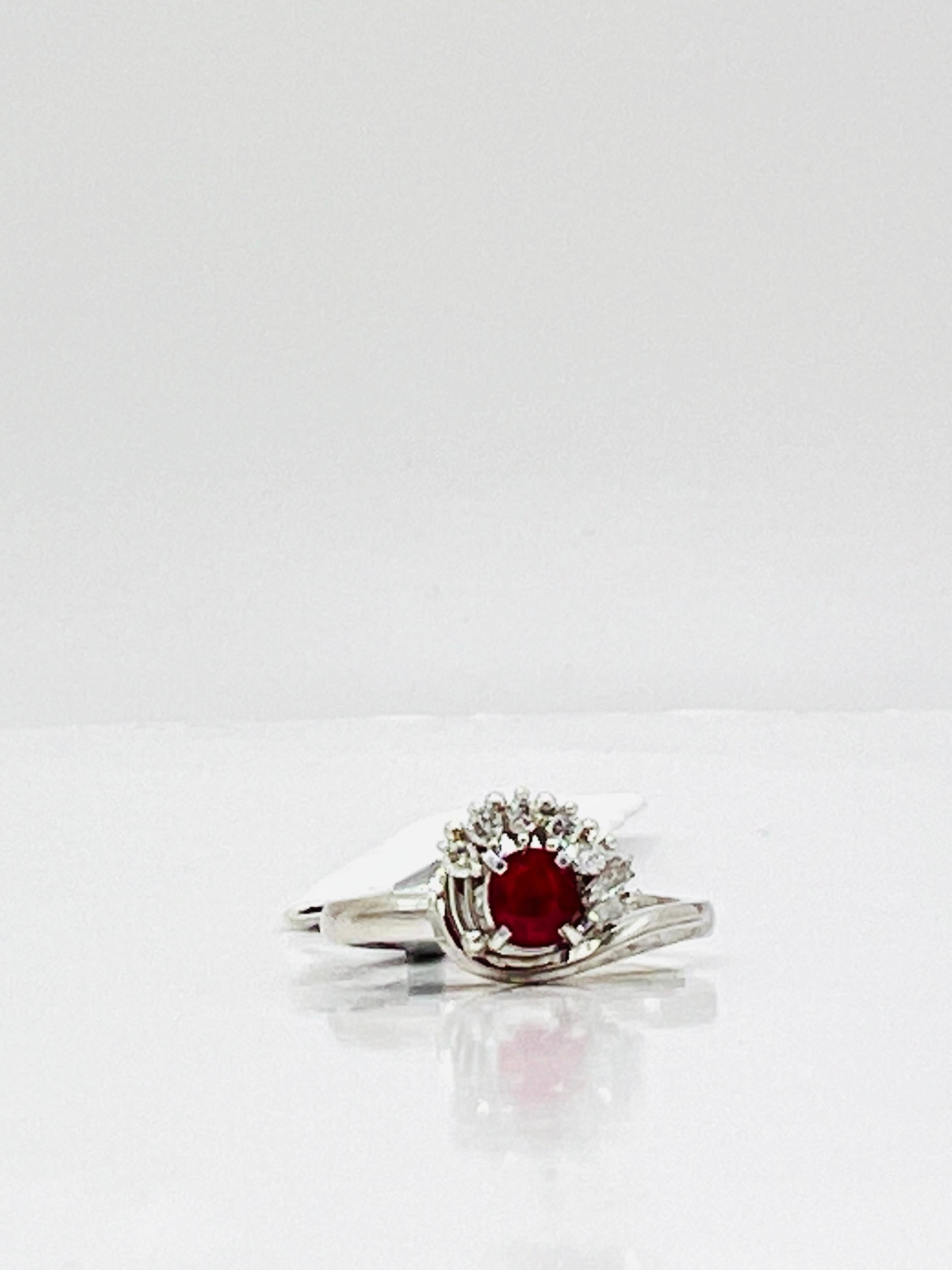 Ring mit Rubin und weißem Diamant aus Platin im Angebot 5