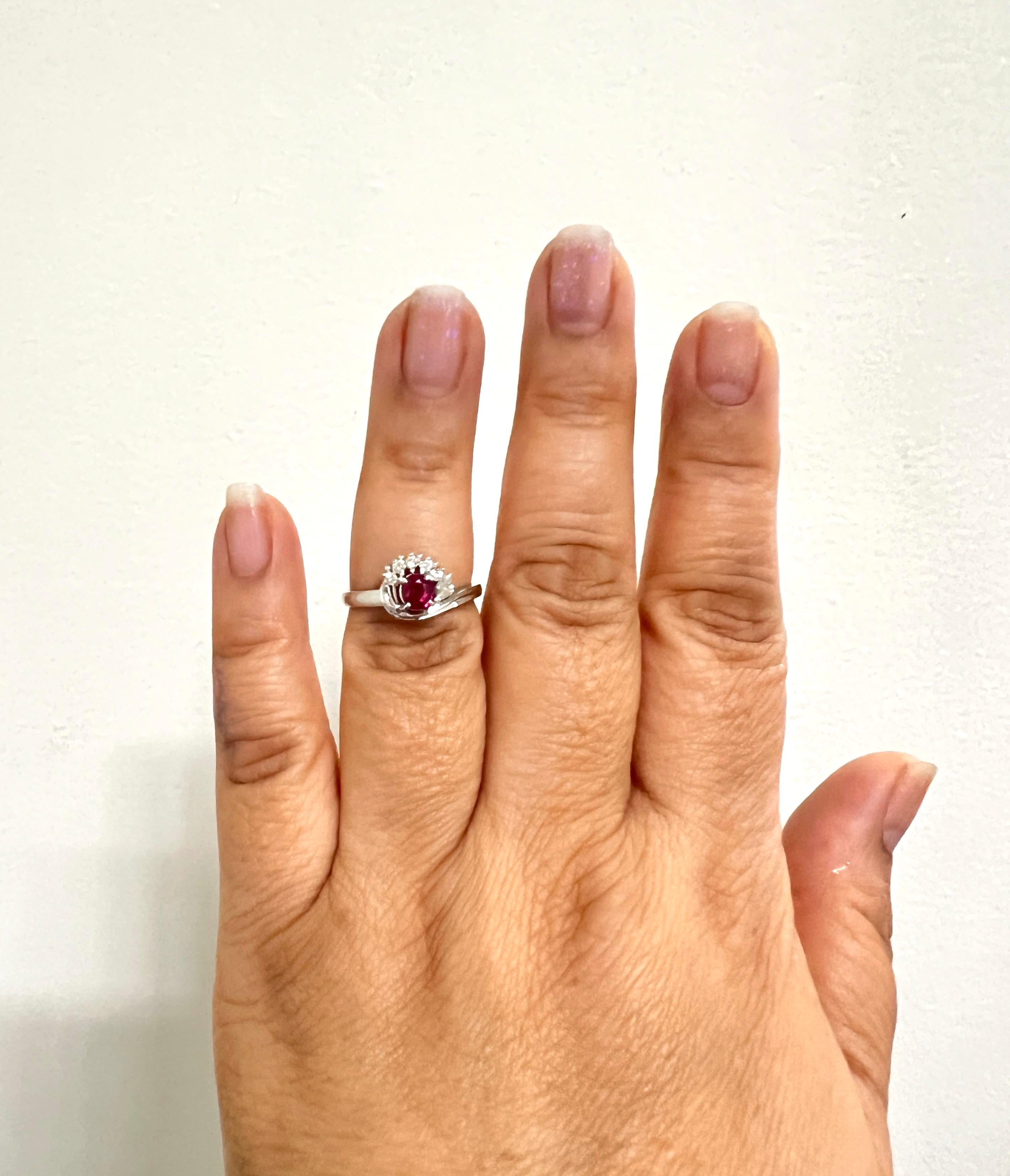Schöner leuchtend roter Rubin mit einem Gewicht von 0,53 ct. und 0,14 ct. weißen, runden Diamanten.  Handgefertigt in Platin.  Ring Größe 6,5.


