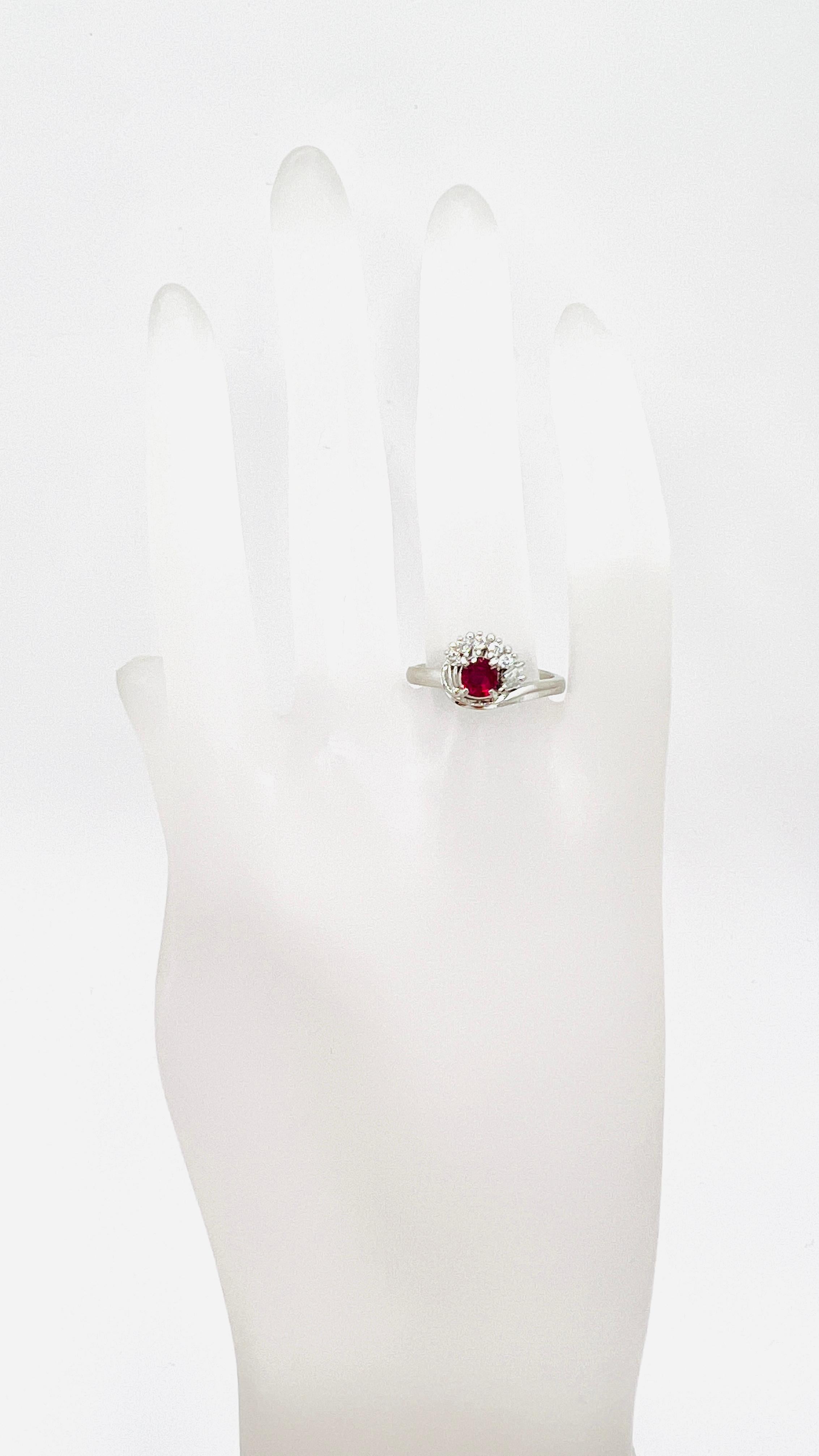 Ring mit Rubin und weißem Diamant aus Platin (Ovalschliff) im Angebot