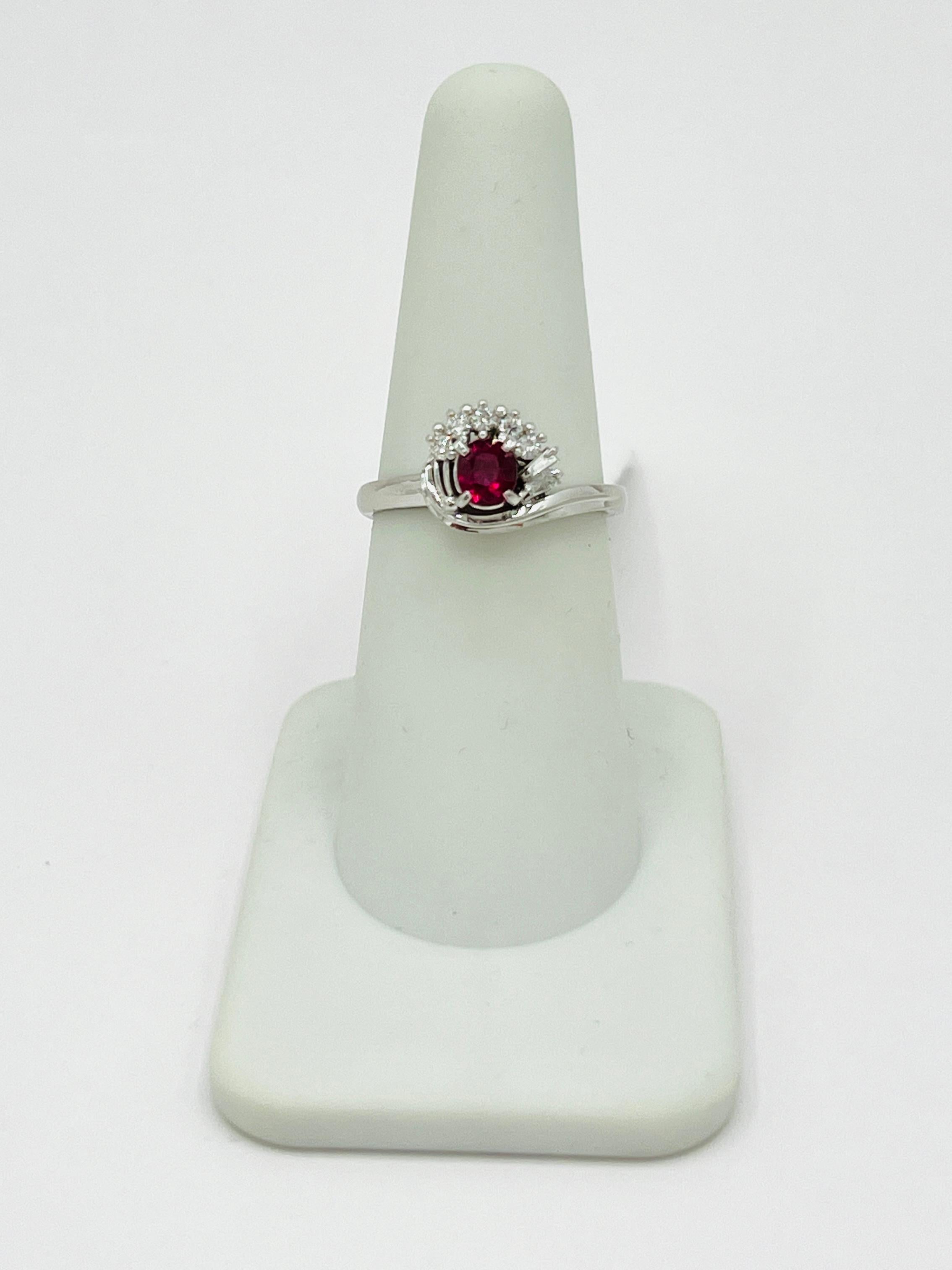 Ring mit Rubin und weißem Diamant aus Platin für Damen oder Herren im Angebot