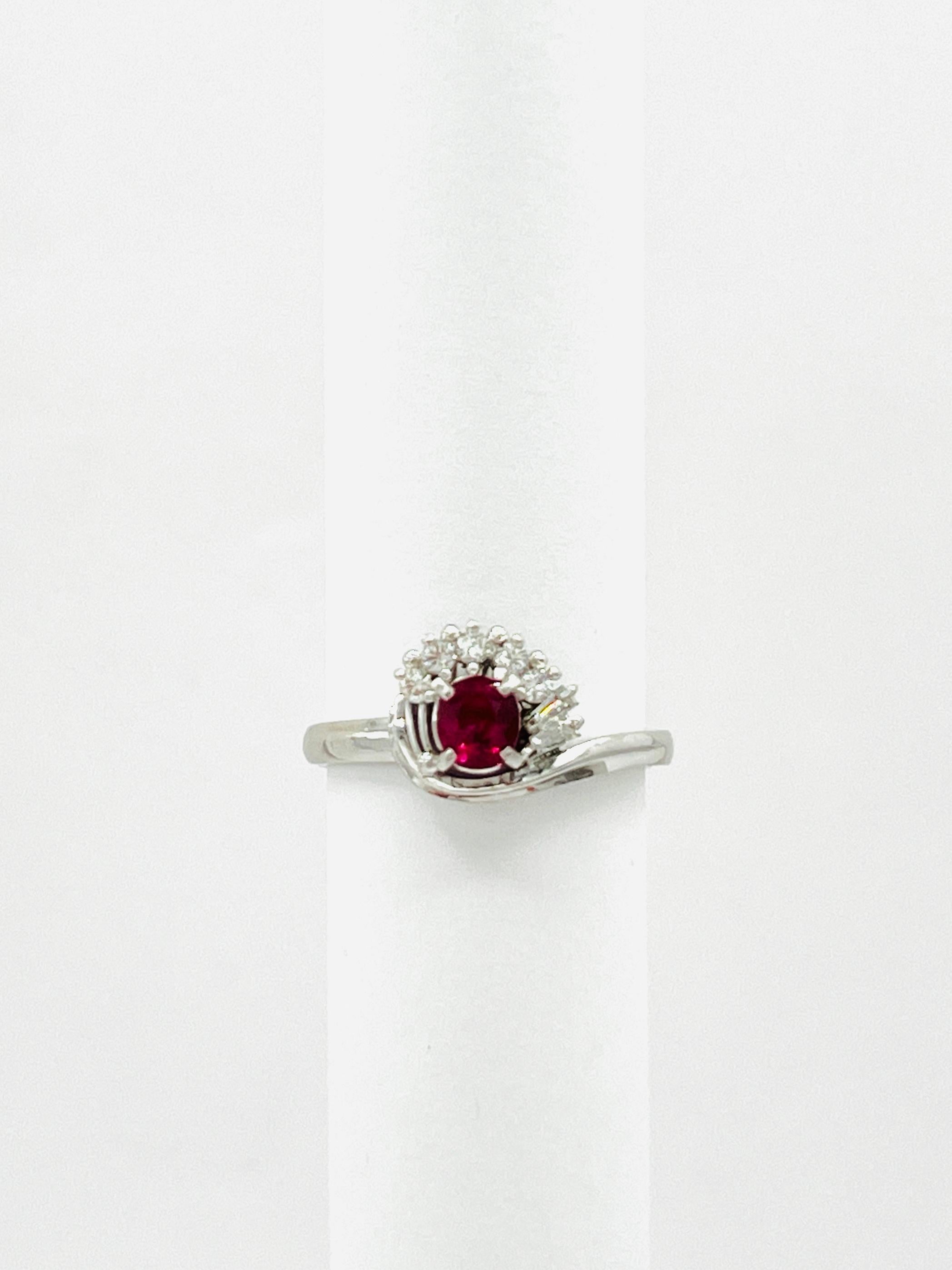 Ring mit Rubin und weißem Diamant aus Platin im Angebot 1