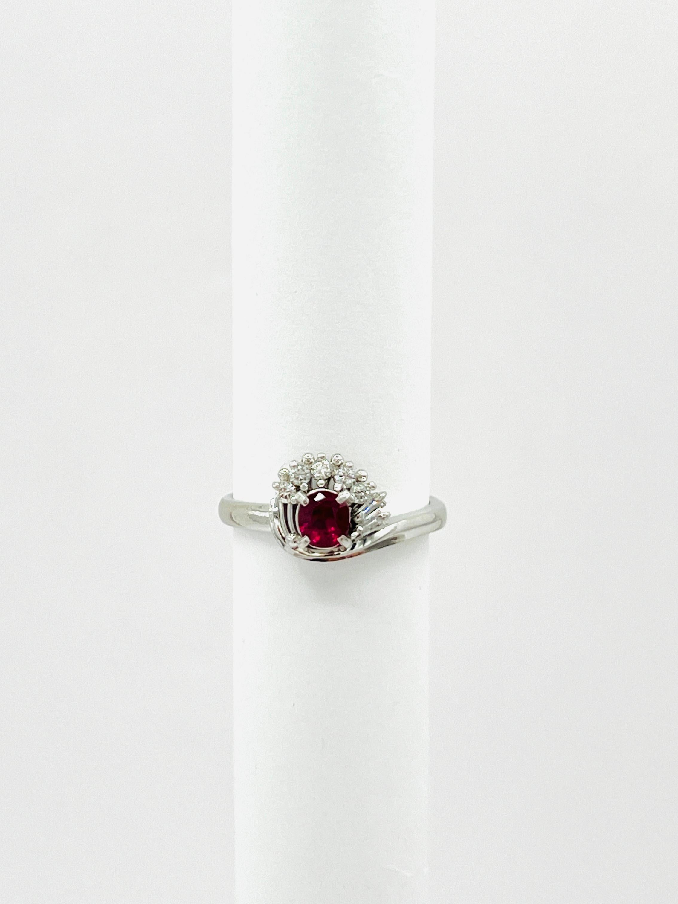 Ring mit Rubin und weißem Diamant aus Platin im Angebot 2