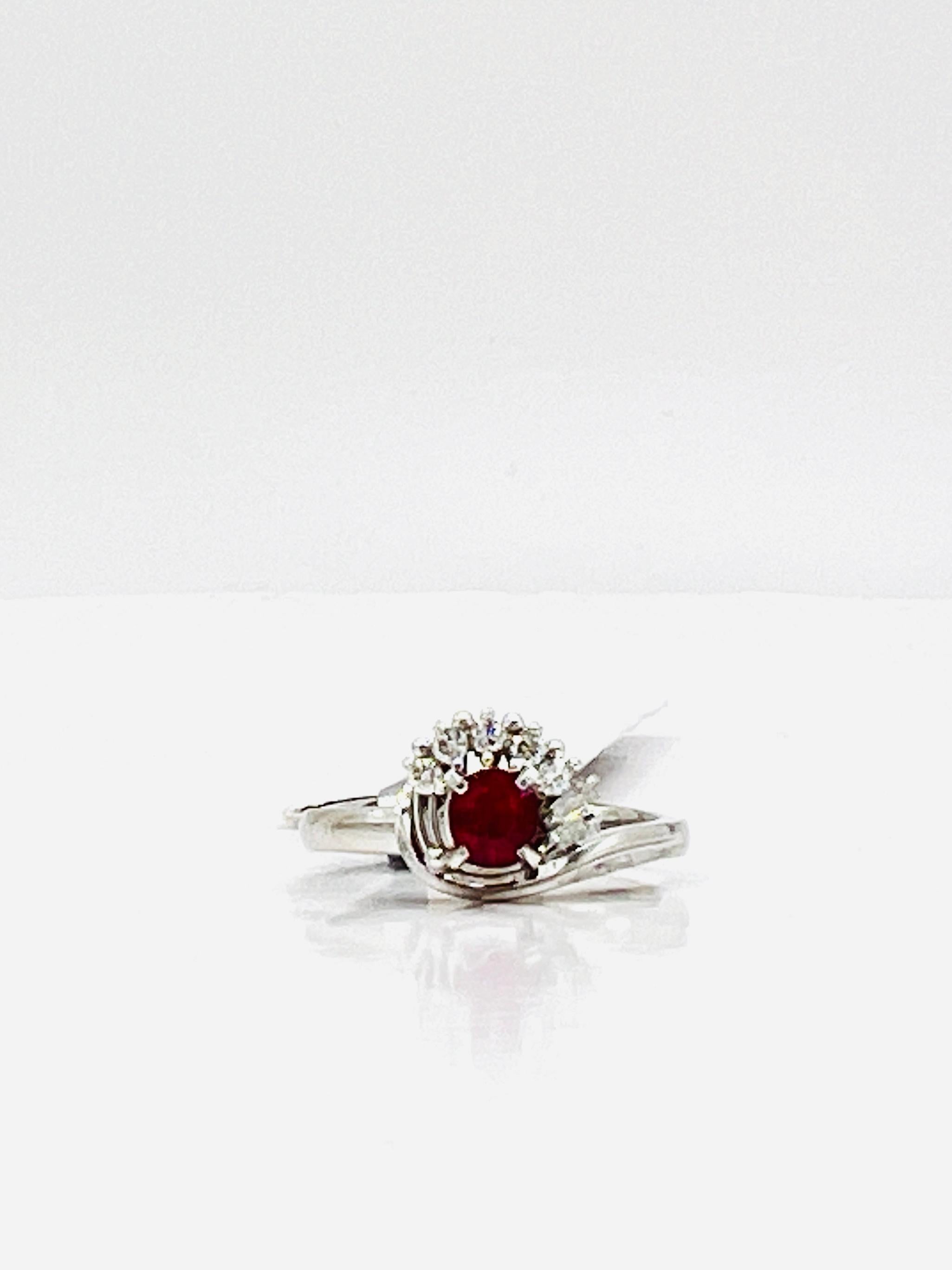 Ring mit Rubin und weißem Diamant aus Platin im Angebot 3