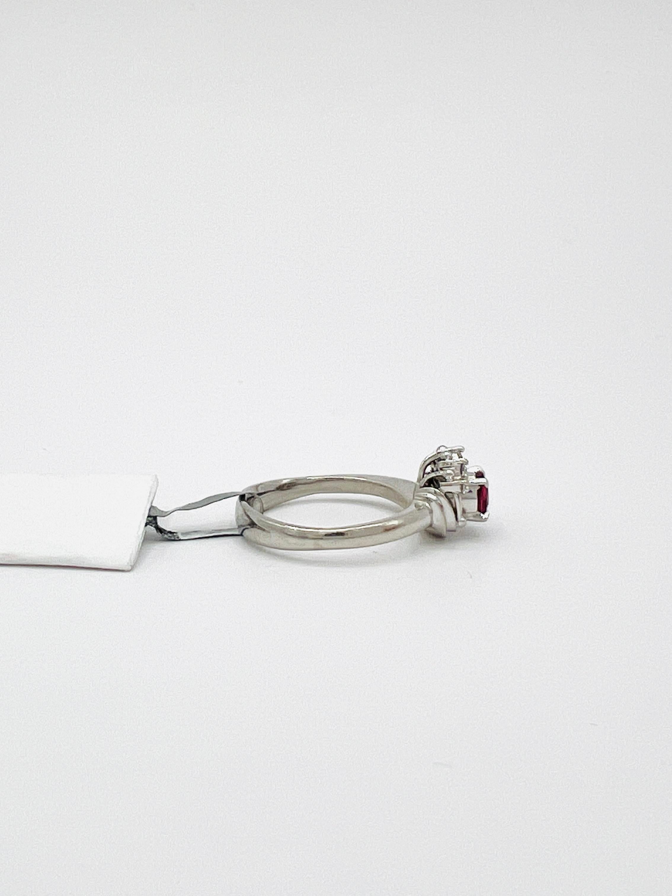 Ring mit Rubin und weißem Diamant aus Platin im Angebot 4