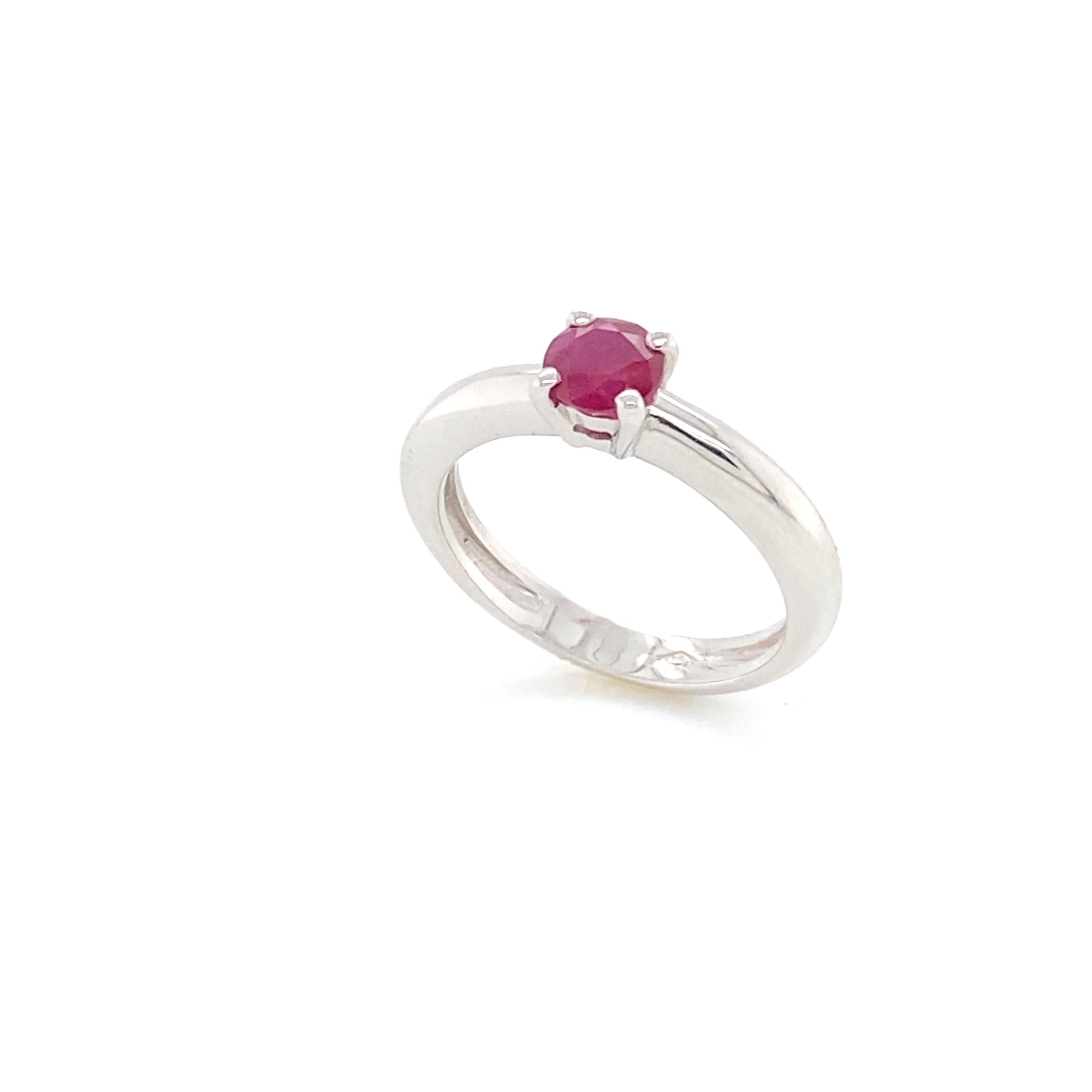 Ruby and White Gold Solitaire Ring 

0.8 carat round cut ruby set in 18k white gold
Size 54 FR, N UK, 7 US 