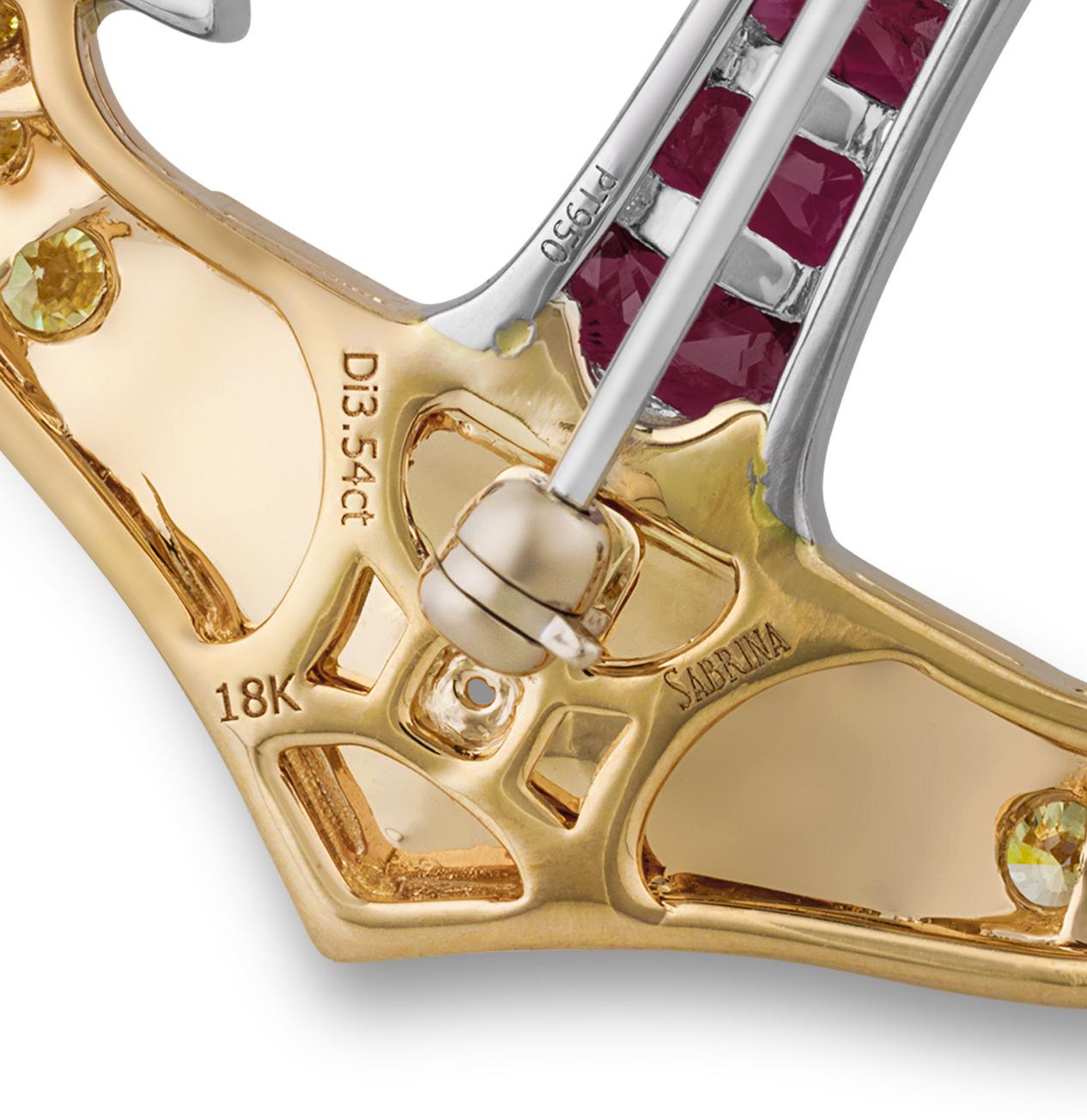Salpa con stile con questa spilla nautica unica, realizzata con 4,50 carati di rubini francesi e a taglio triangolare e 3,54 carati di diamanti gialli. Queste gemme si uniscono per creare una tavolozza di colori vivaci e giocosi, con il diamante