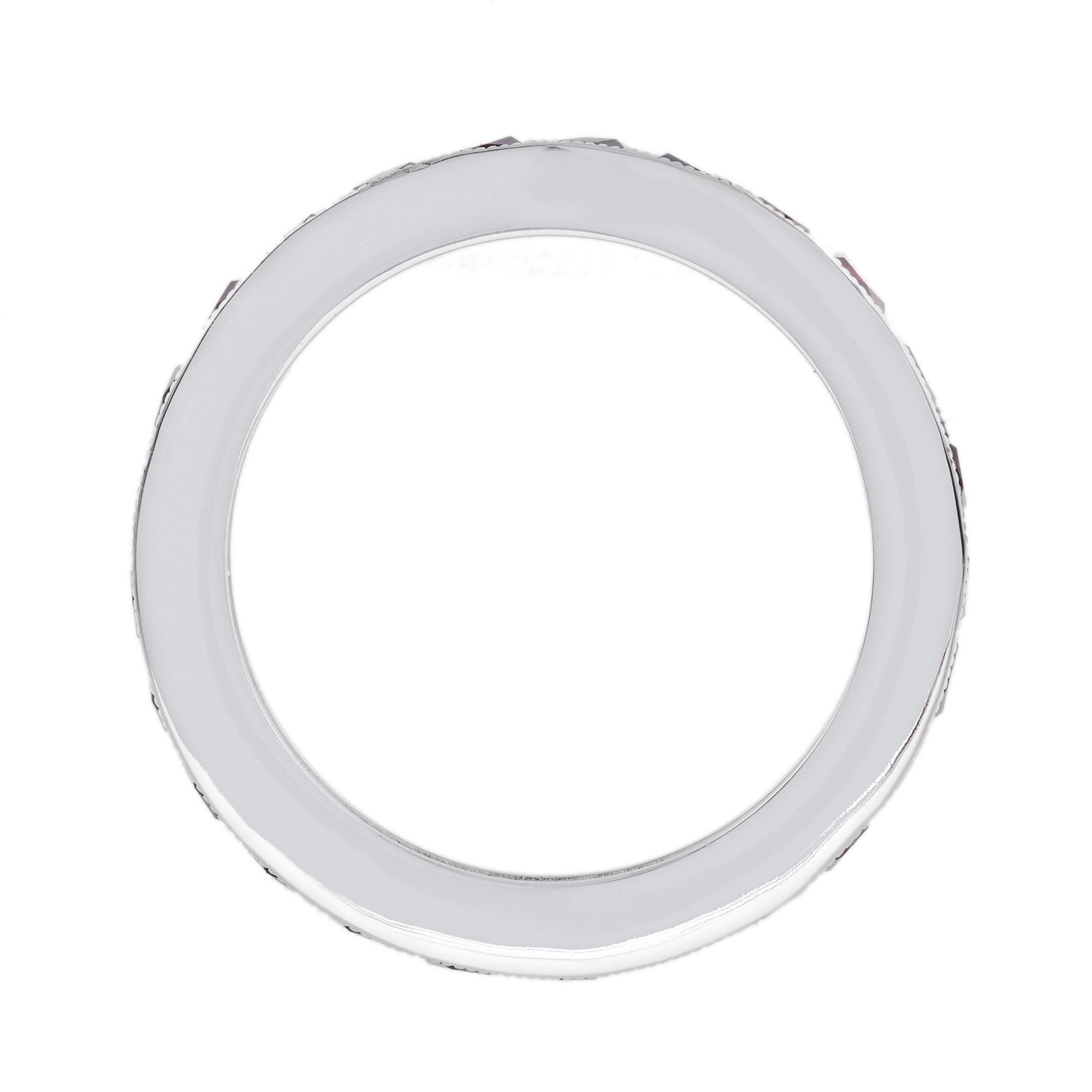 Donna Anello a fascia per l'eternità con rubino in stile antico in oro bianco 18 carati in vendita