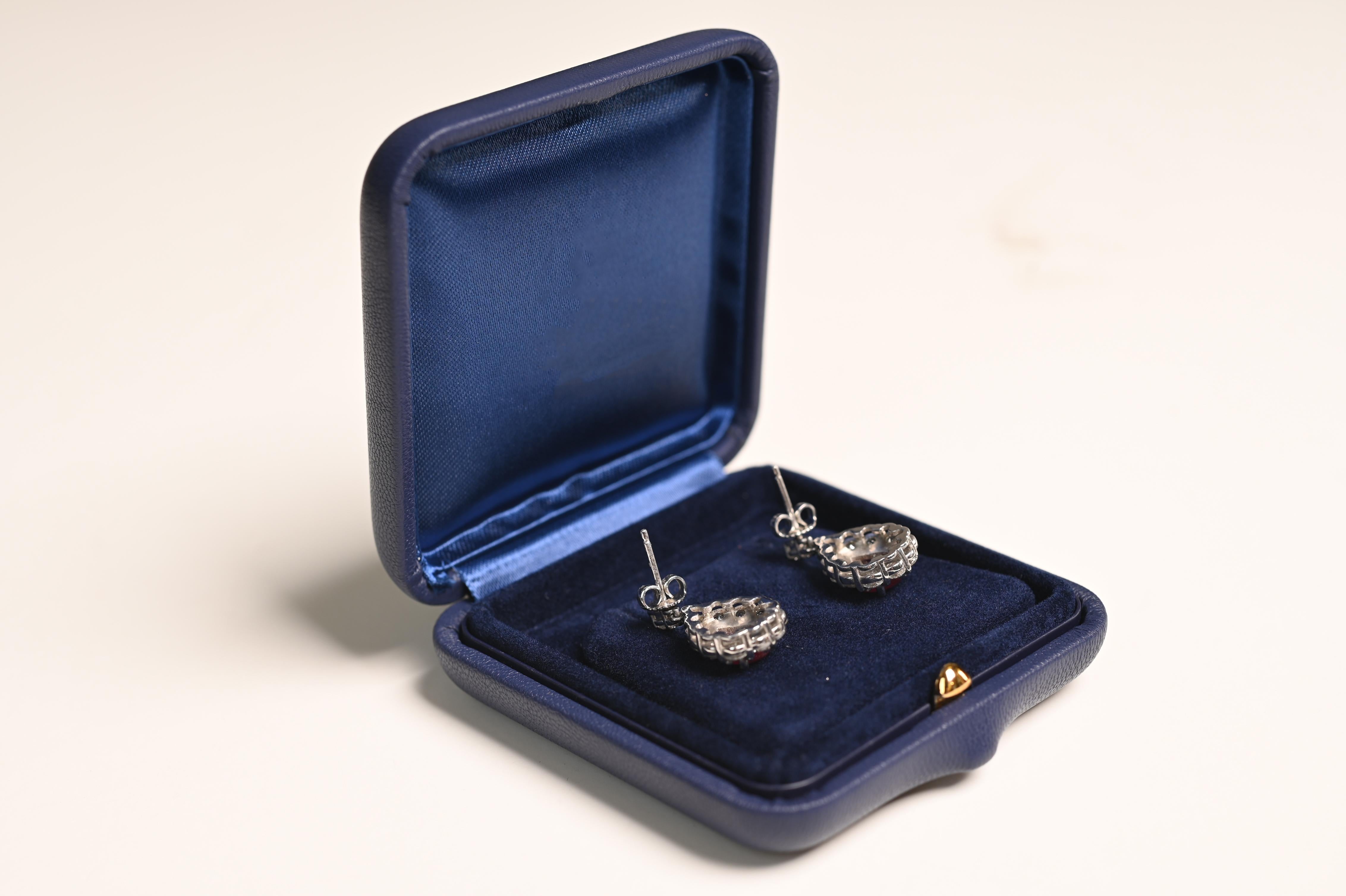 Orecchini a goccia con rubino (circa 3,40 carati) e diamanti, platino In condizioni ottime in vendita a New York, NY