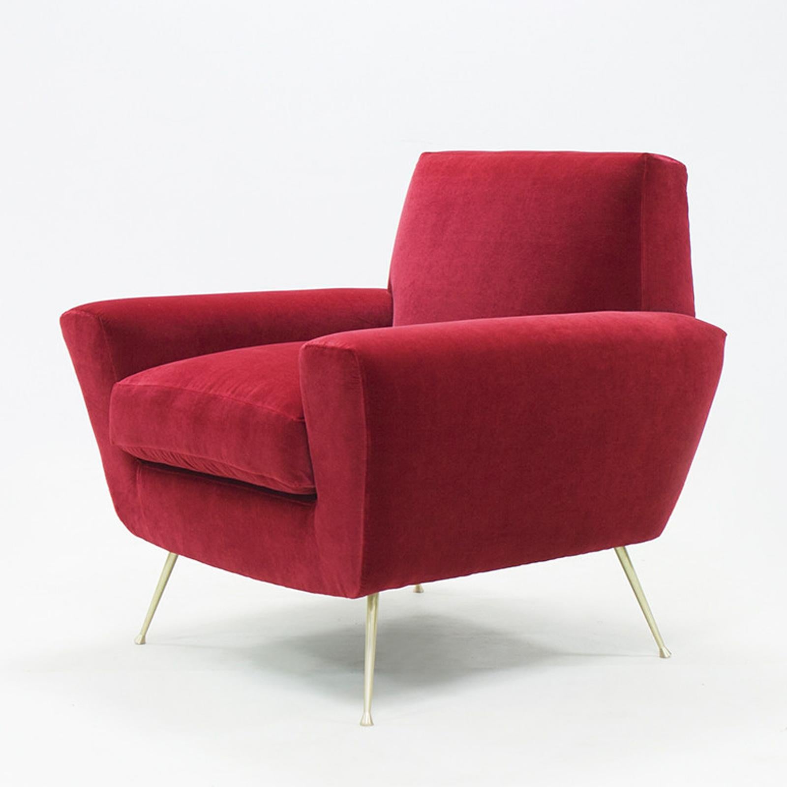 Armchair Ruby with structure in solid
wood. Upholstered and covered with 
high quality ruby velvet fabric.
Totally handmade piece.
Also available with other fabrics on request.