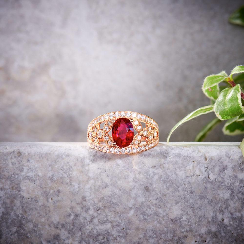 in vendita:  Anello in oro rosa 18k con rubino di medie dimensioni 4