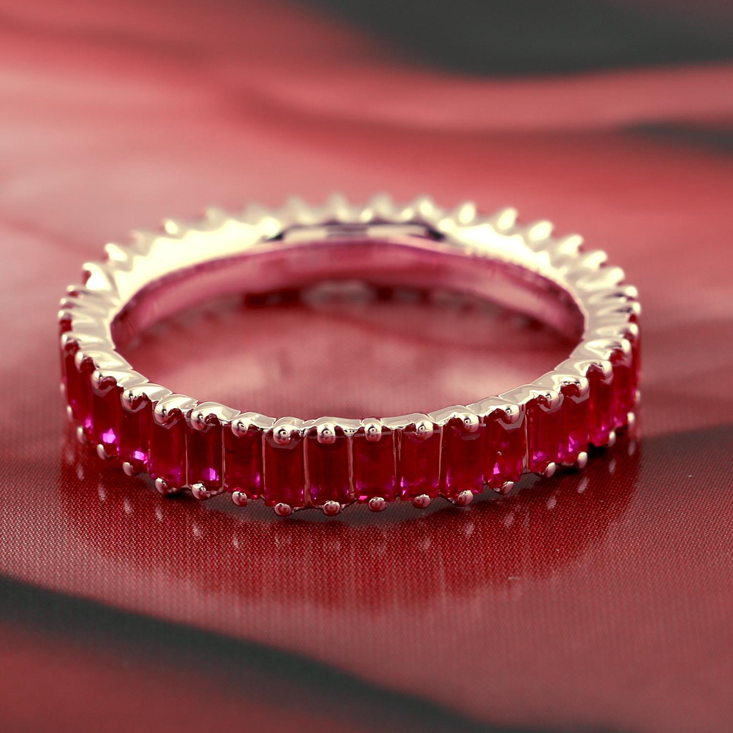 Artigiano Anello a fascia con rubino baguette in oro rosa 18 carati in vendita