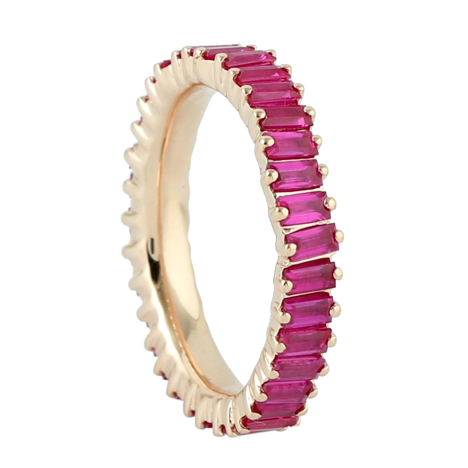 Taglio misto Anello a fascia con rubino baguette in oro rosa 18 carati in vendita