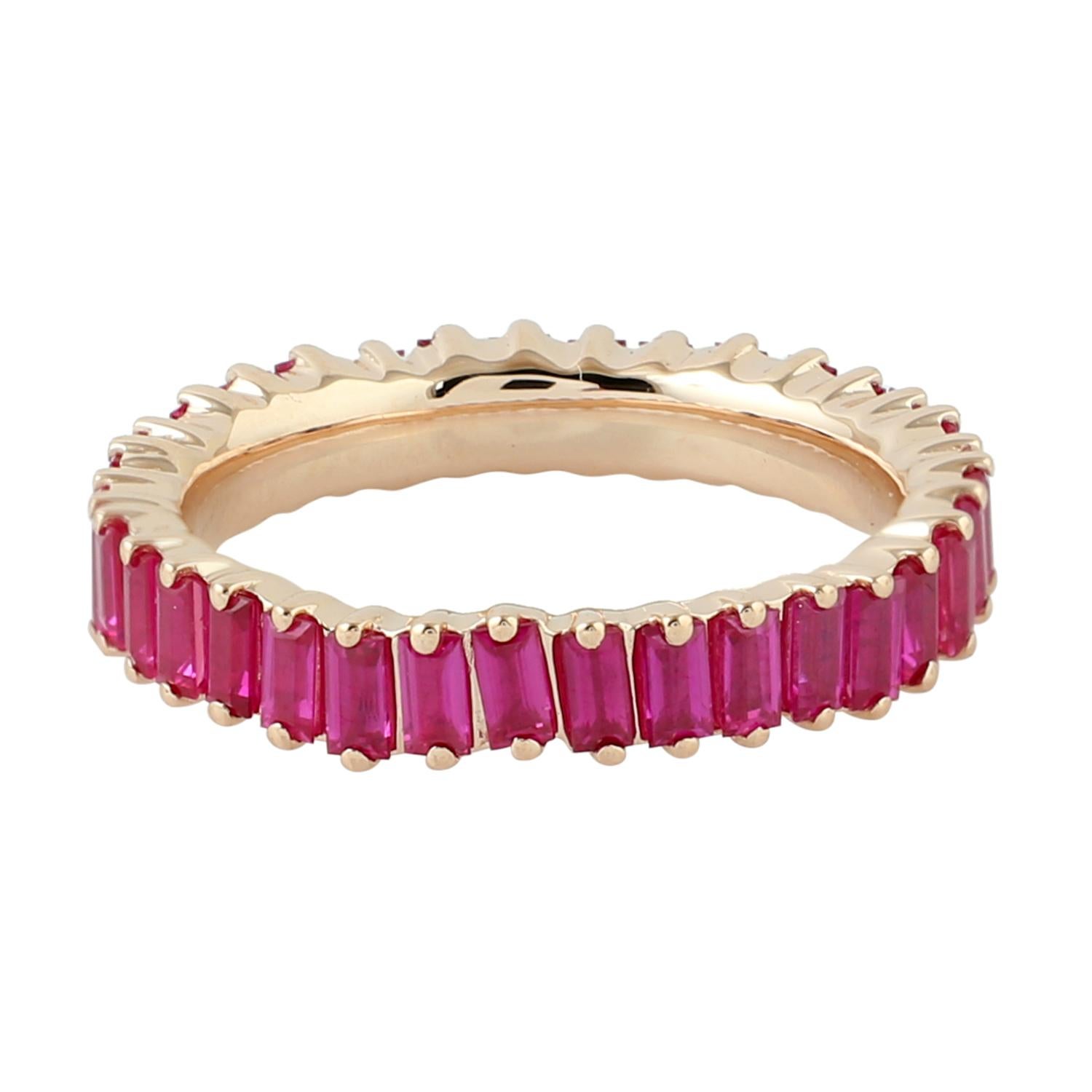 Anello a fascia con rubino baguette in oro rosa 18 carati In condizioni Nuovo in vendita a New York, NY
