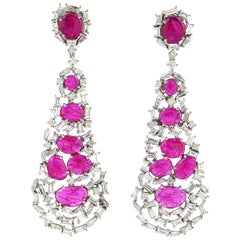 Boucles d'oreilles en or 18 carats avec rubis et diamants baguettes