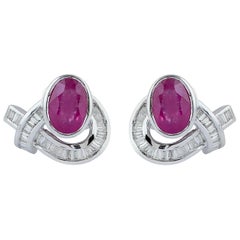 Clous d'oreilles en or 18 carats avec rubis et diamants baguettes