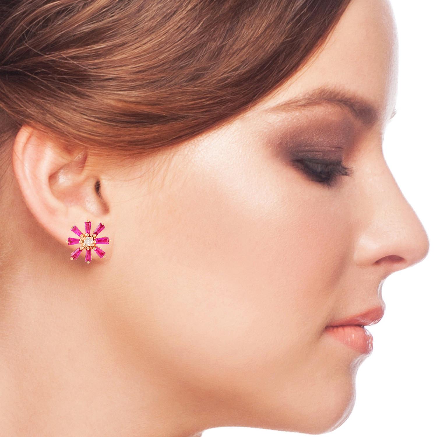 Estos pendientes de oro de 18 quilates están engastados a mano con una baguette de rubí de 0,68 quilates y un diamante de 0,04 quilates.

SEGUIR  escaparate de MEGHNA JEWELS para ver la última colección y piezas exclusivas.  Meghna Joyas está