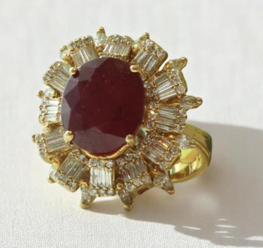 Taglio ovale Anello con gemma aureola di rubino in oro massiccio 14k (certificato) in vendita